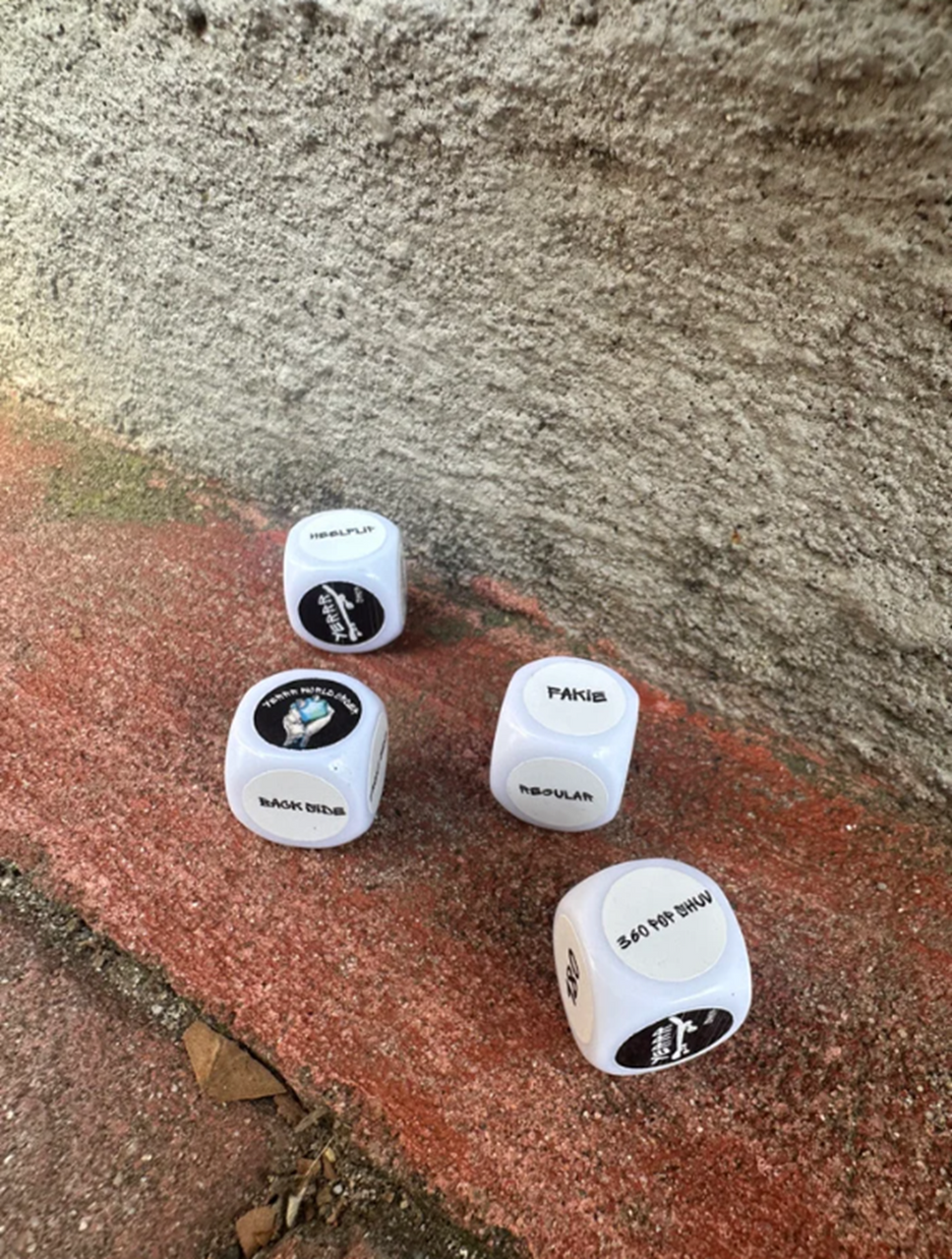 Yerrr Fingerboard Dice Black White 4pack