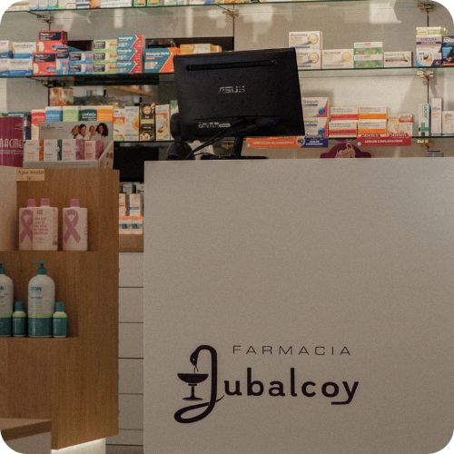 Interior de la Farmacia Fra, en A Coruña