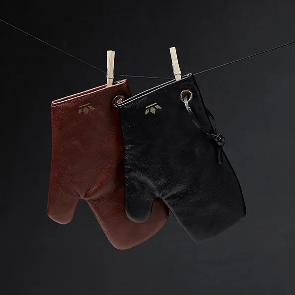 Full Grain Leather Oven Glove, Classic Black | Dutchdeluxes