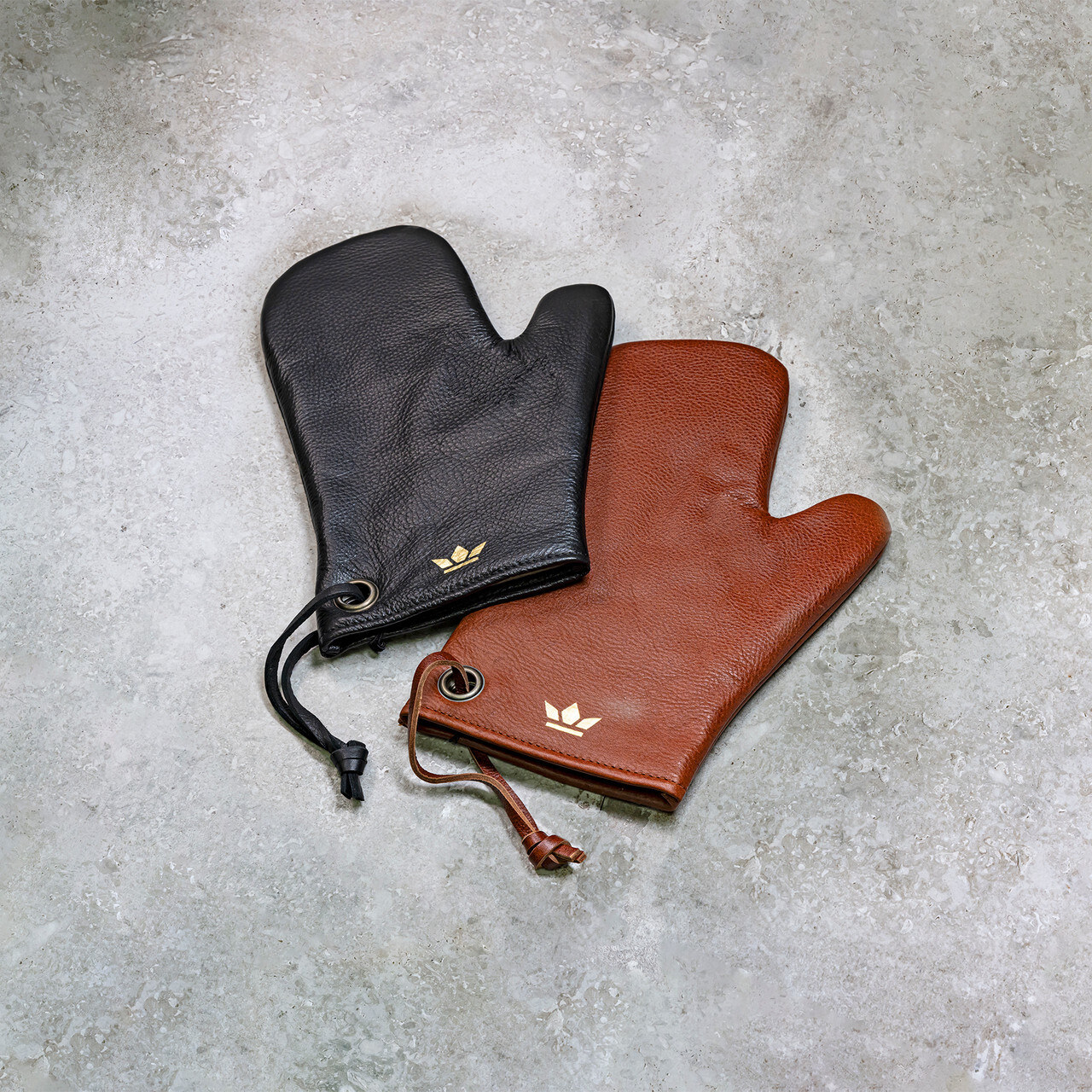 Full Grain Leather Oven Glove, Classic Black | Dutchdeluxes