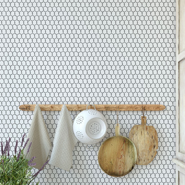 Small Chicken Wire Wall Stencil - Room Setting