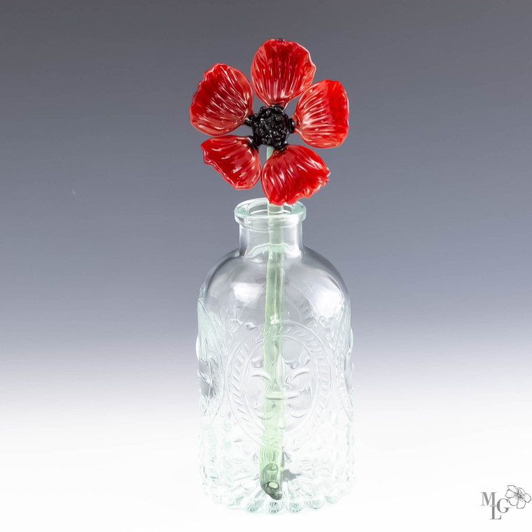 Vivid red glass wildflower with a long green stem. This lovely flower bud is meant to go in a 5-7" vase. The cheery color will brighten any room you display it in.