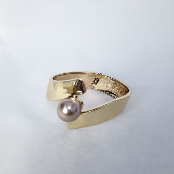 Pearl on open hinge Gold Bangle - Toast