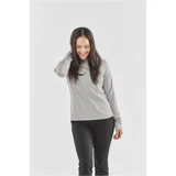 A woman wearing a long-sleeve, light grey women's t-shirt, featuring a round neck and fitted sleeves.