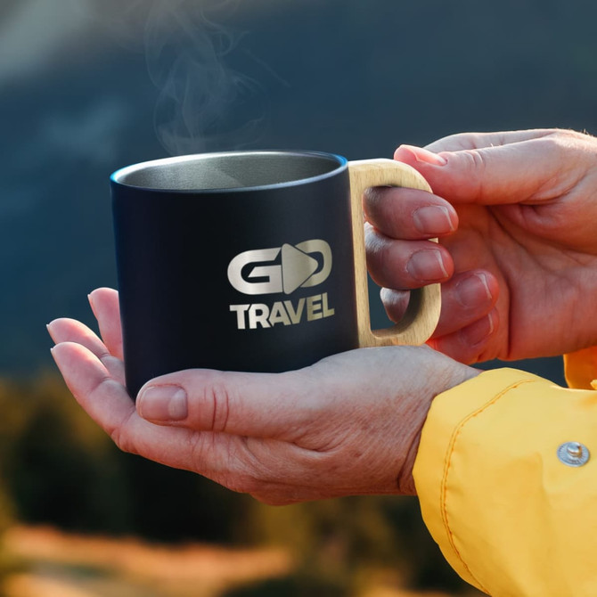 A drink bottle with a black body and wooden handle, featuring a logo on one side. Steam rises from the mug.
