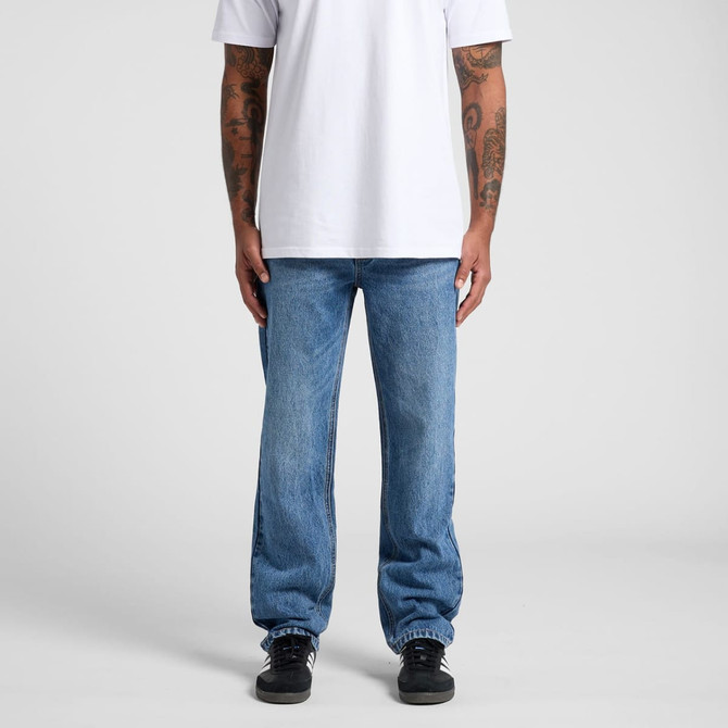 Straight jeans in light blue denim, featuring a relaxed fit and worn with a plain white t-shirt.