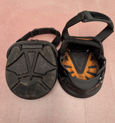 Uses Swiss Galoppers Hoof Boots size SG4 (1 pair)