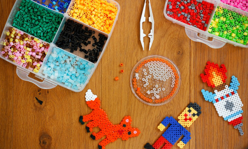 12kjvf535l1s52vgq6j4ptv95a-13441_Bertie_Fuse_Bead_Tub_Bright_Black_3000pc_Lifestyle_1.jpg