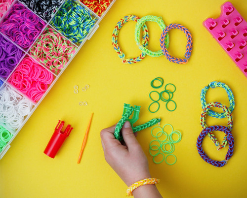htrg490kcp78fe9esk52pjlc0e-13459_Bertie_Loom_Bands_Large_Pack_28_Colours_10000pc_Storage_Container_1pc_Lifestyle.jpg