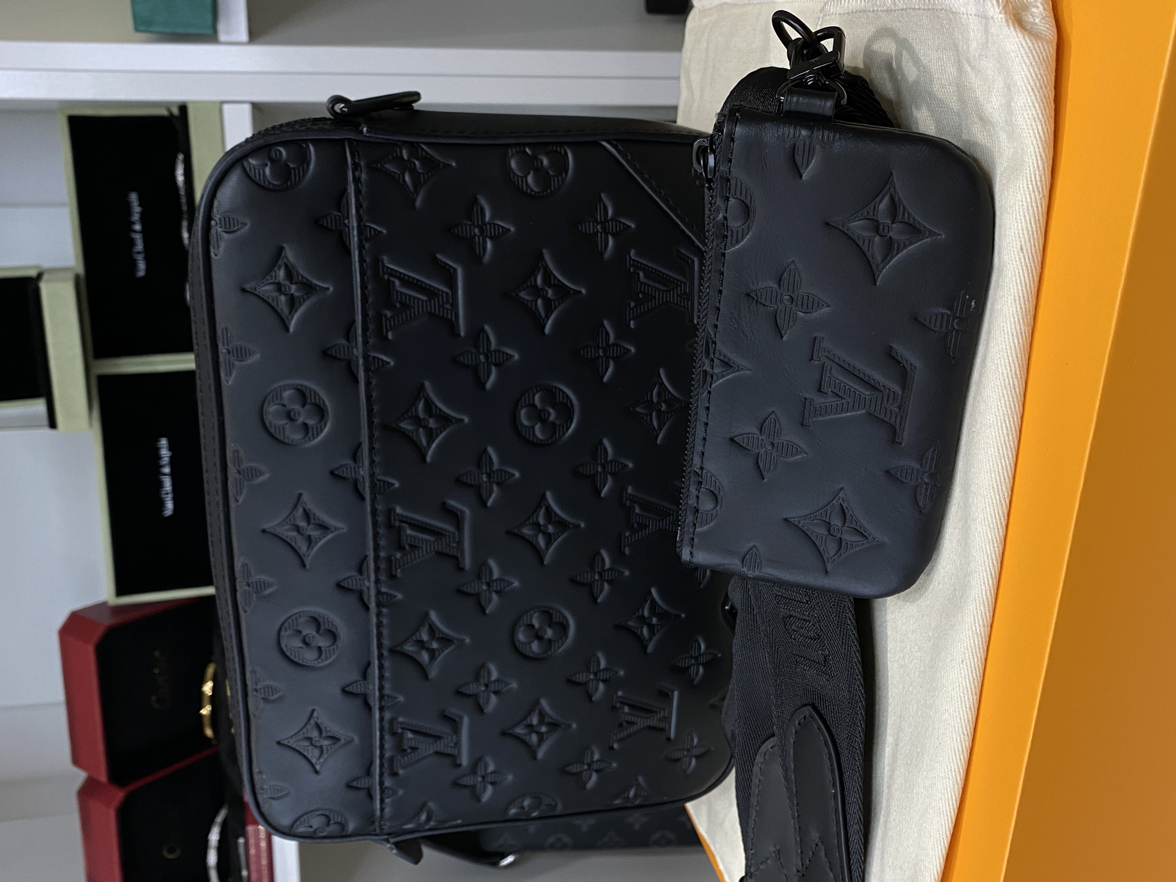 Louis Vuitton Duo Messenger 'Black' – DeluxeDesigner