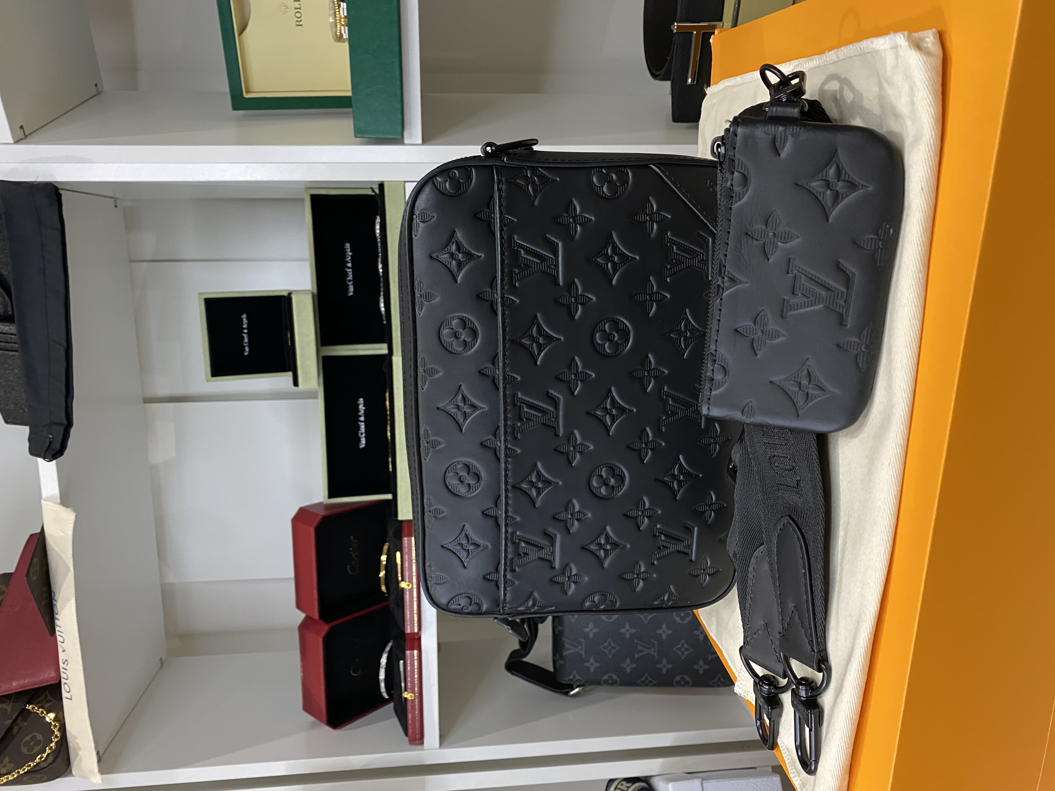 Louis Vuitton Duo Messenger 'Black' – DeluxeDesigner