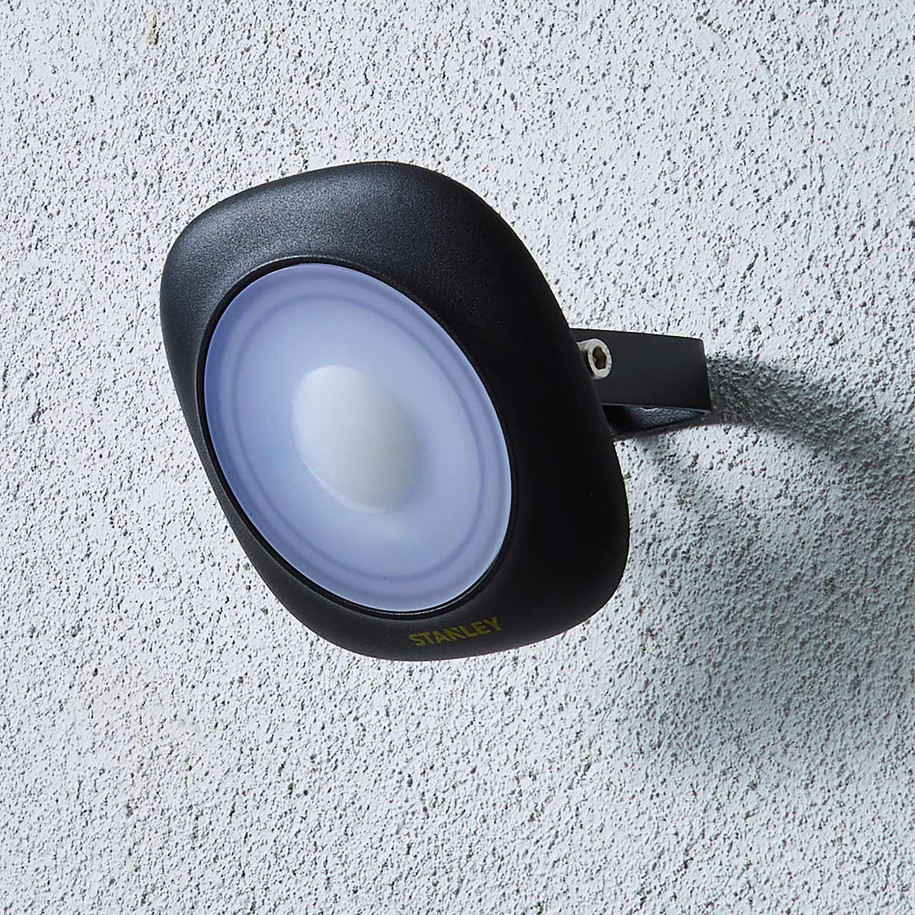 Stanley 20W LED Die-cast Floodlight in Black3