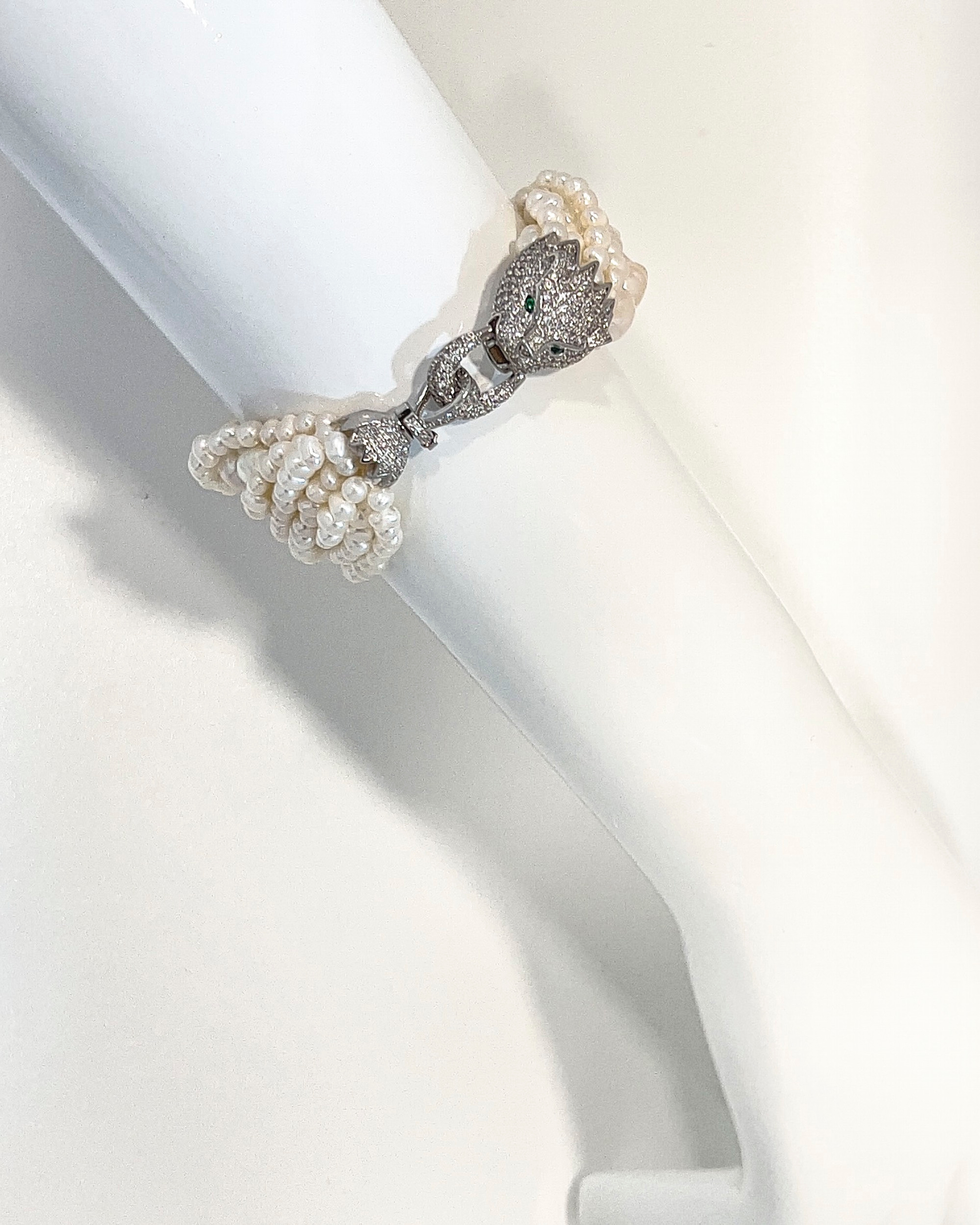 Classic round pearl bracelet with green tiger crystal clasp