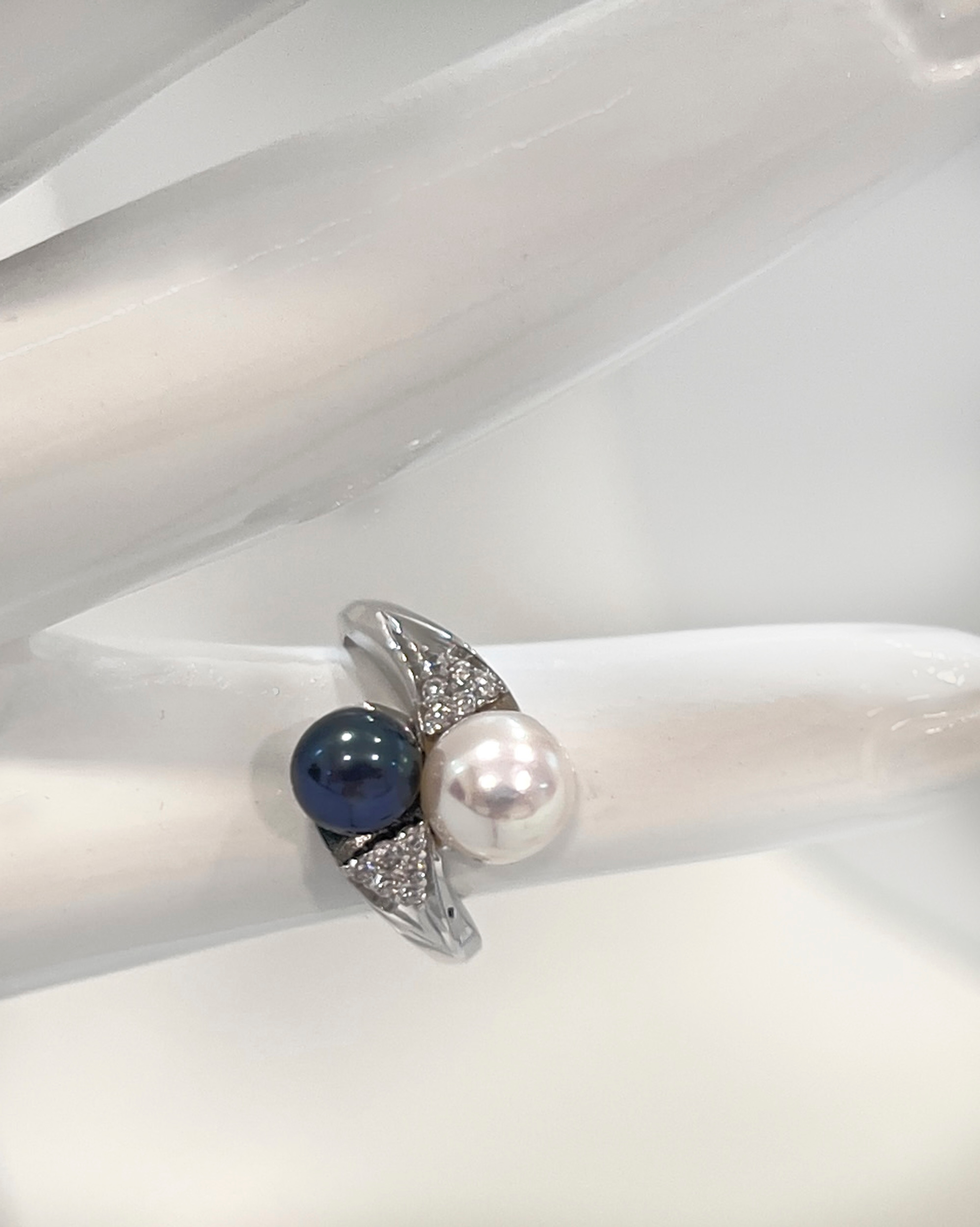 Signature round pearl statement ring with a crystal wrap band