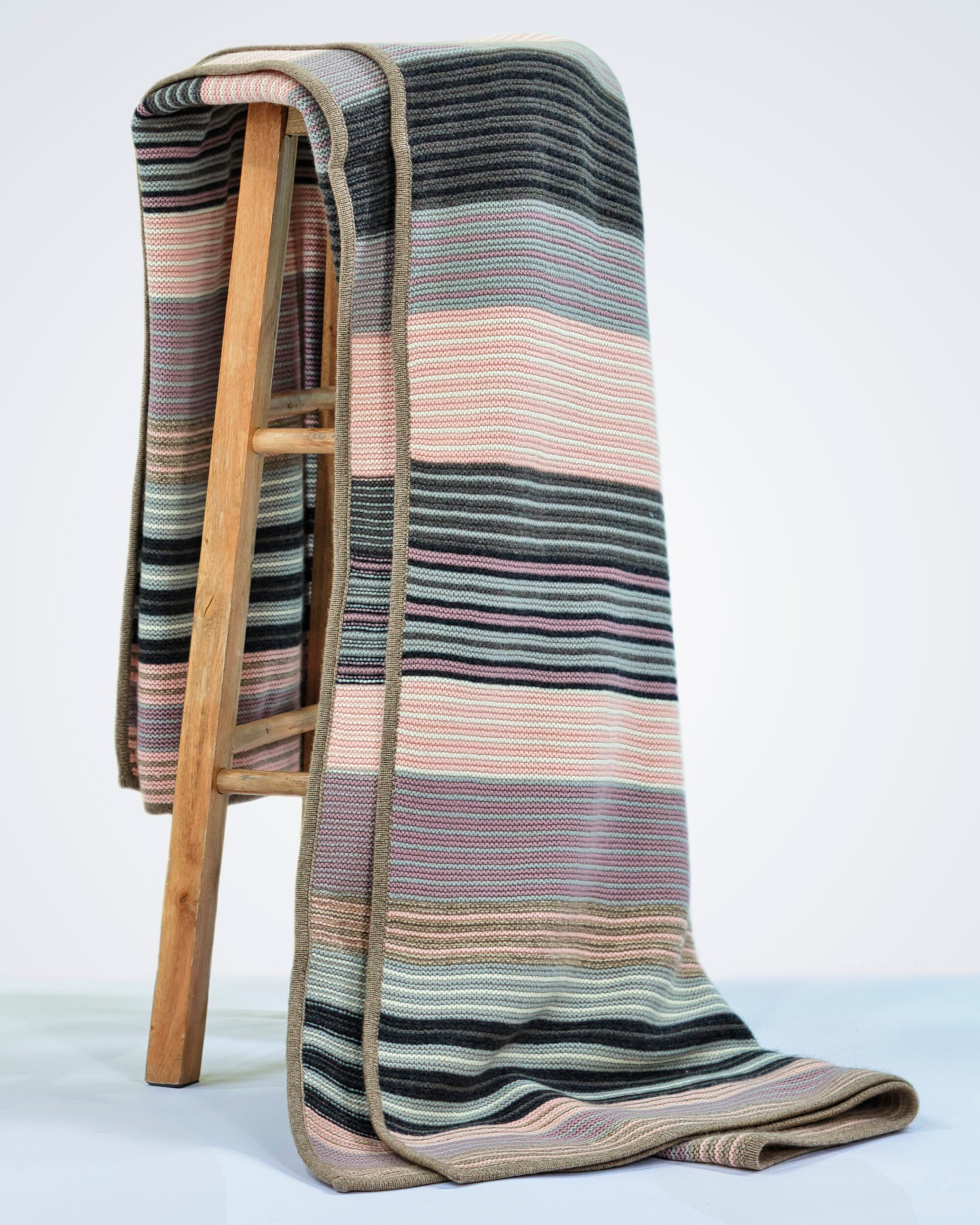 Heavyweight knitted cashmere blanket with rib-knit design in pink