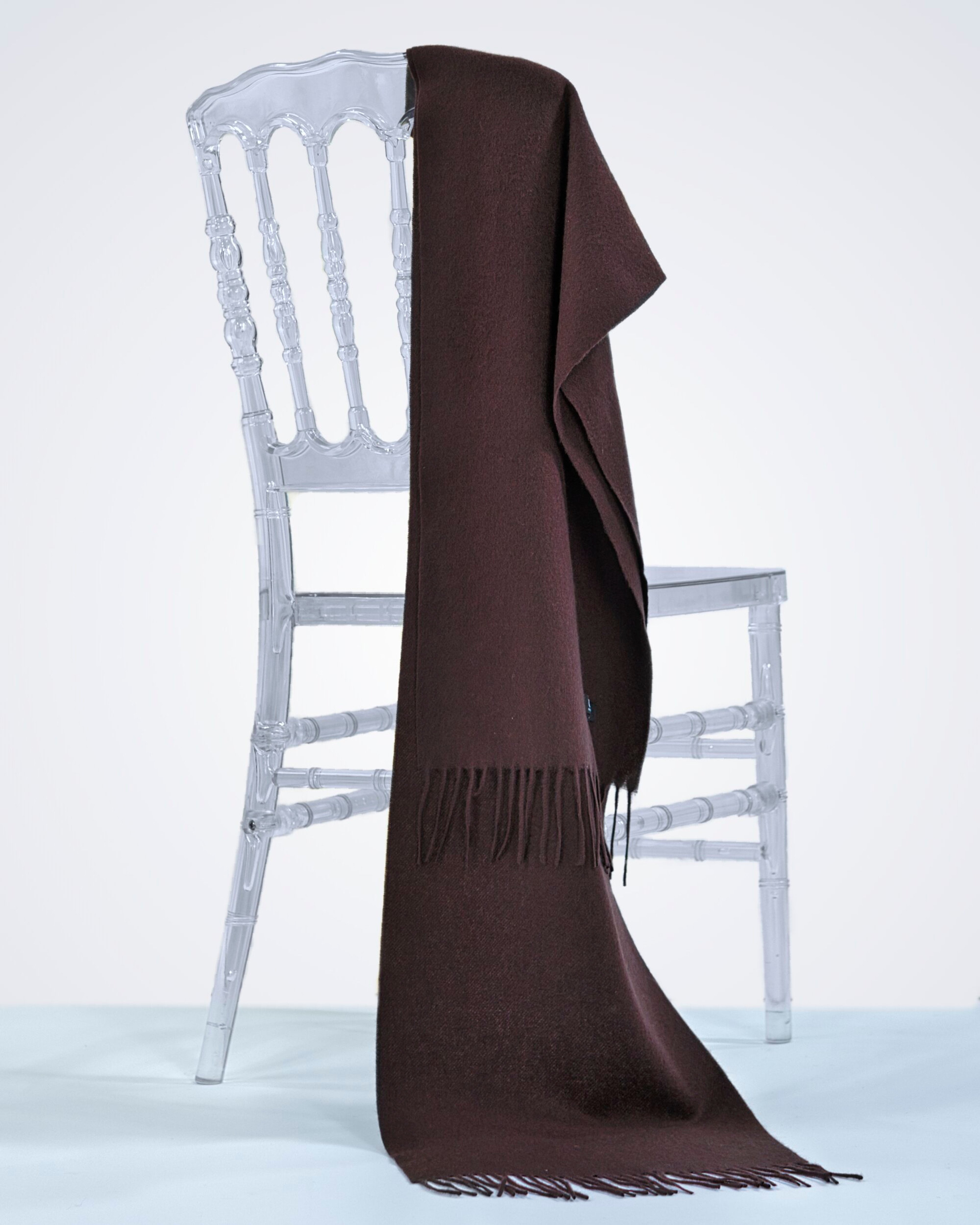 Luxurious woven cashmere scarf with tassels in dark burgundy