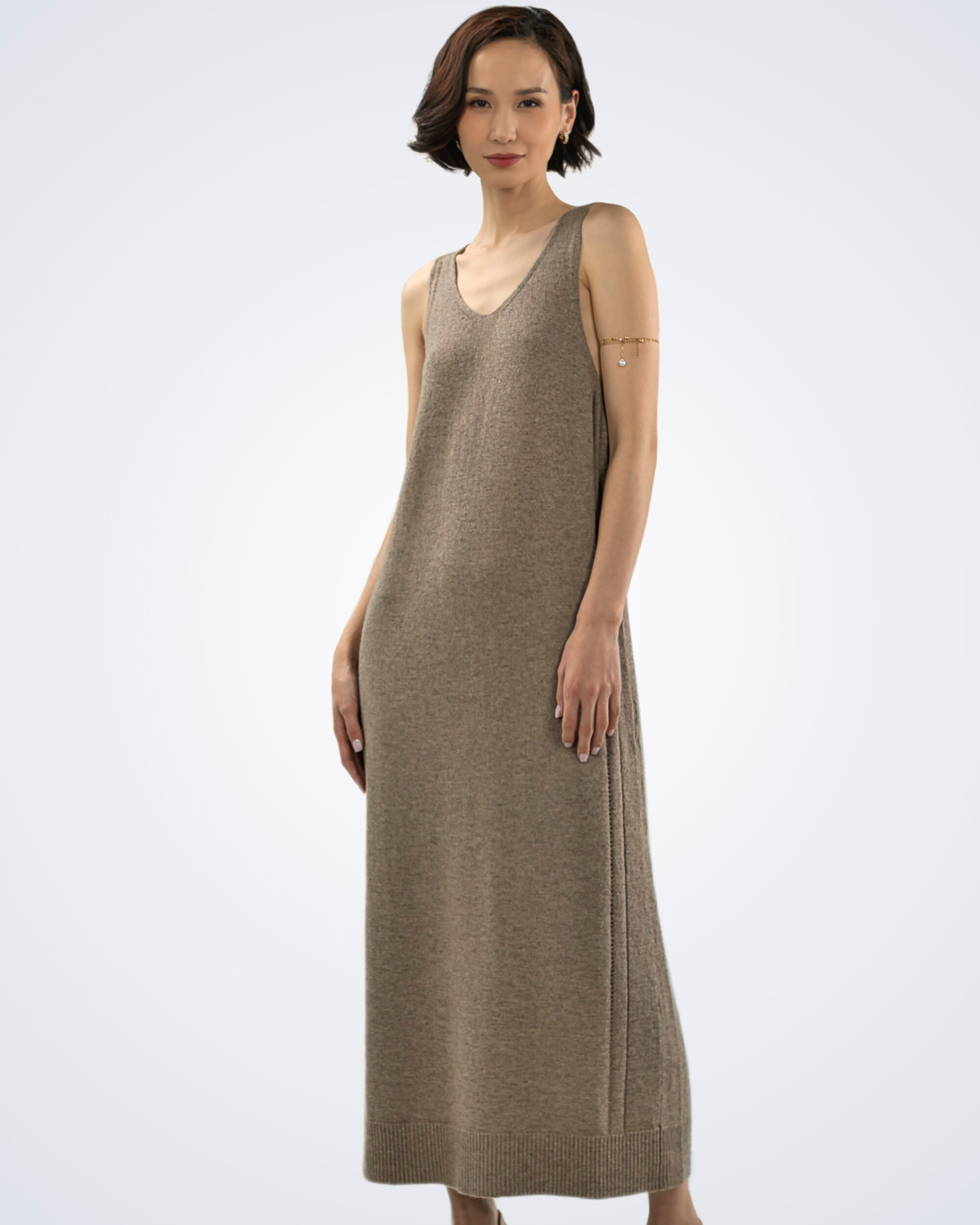 Unur model wearing a natural brown v-neck cashmere midi dress