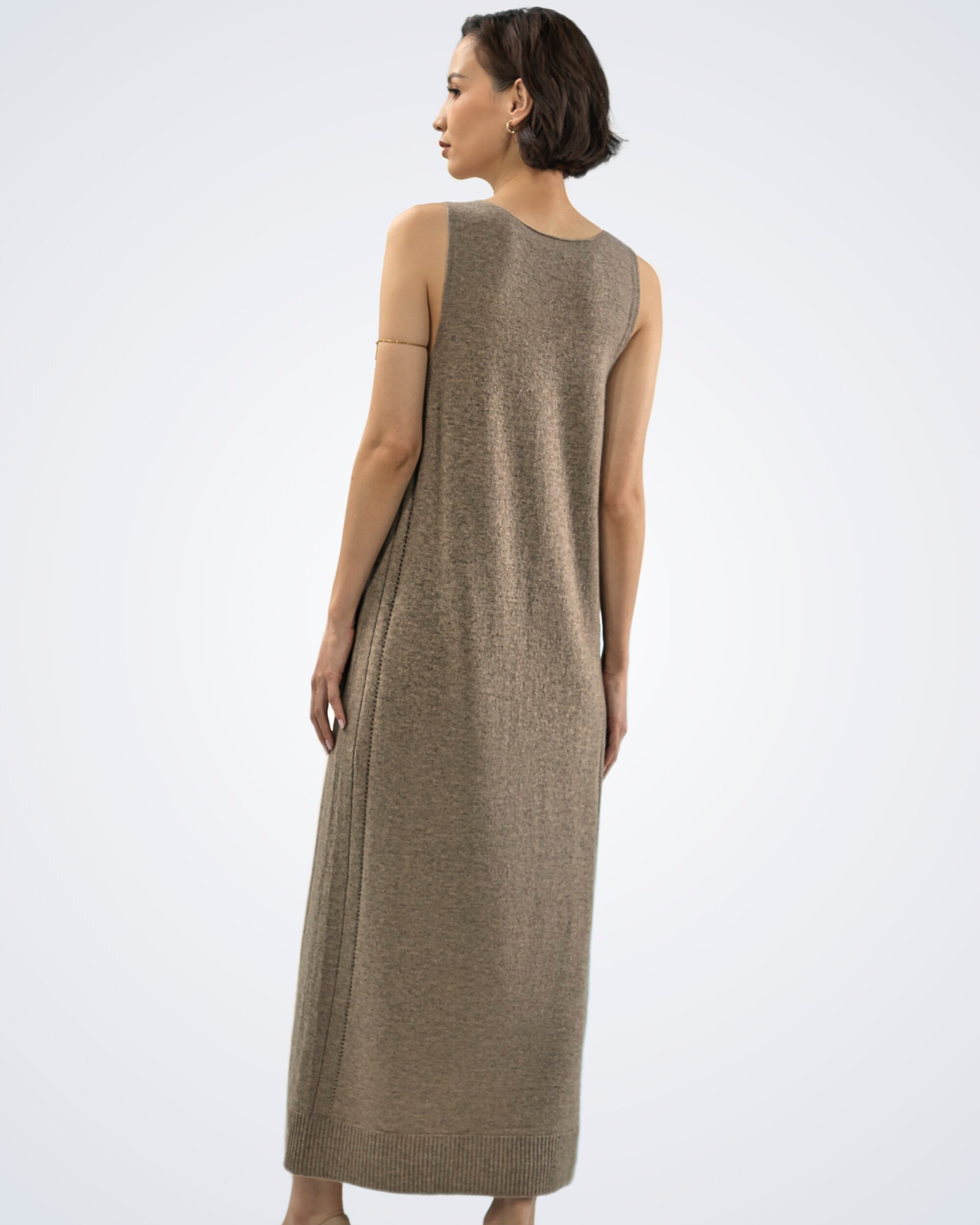 Unur model wearing a natural brown v-neck cashmere midi dress, back view