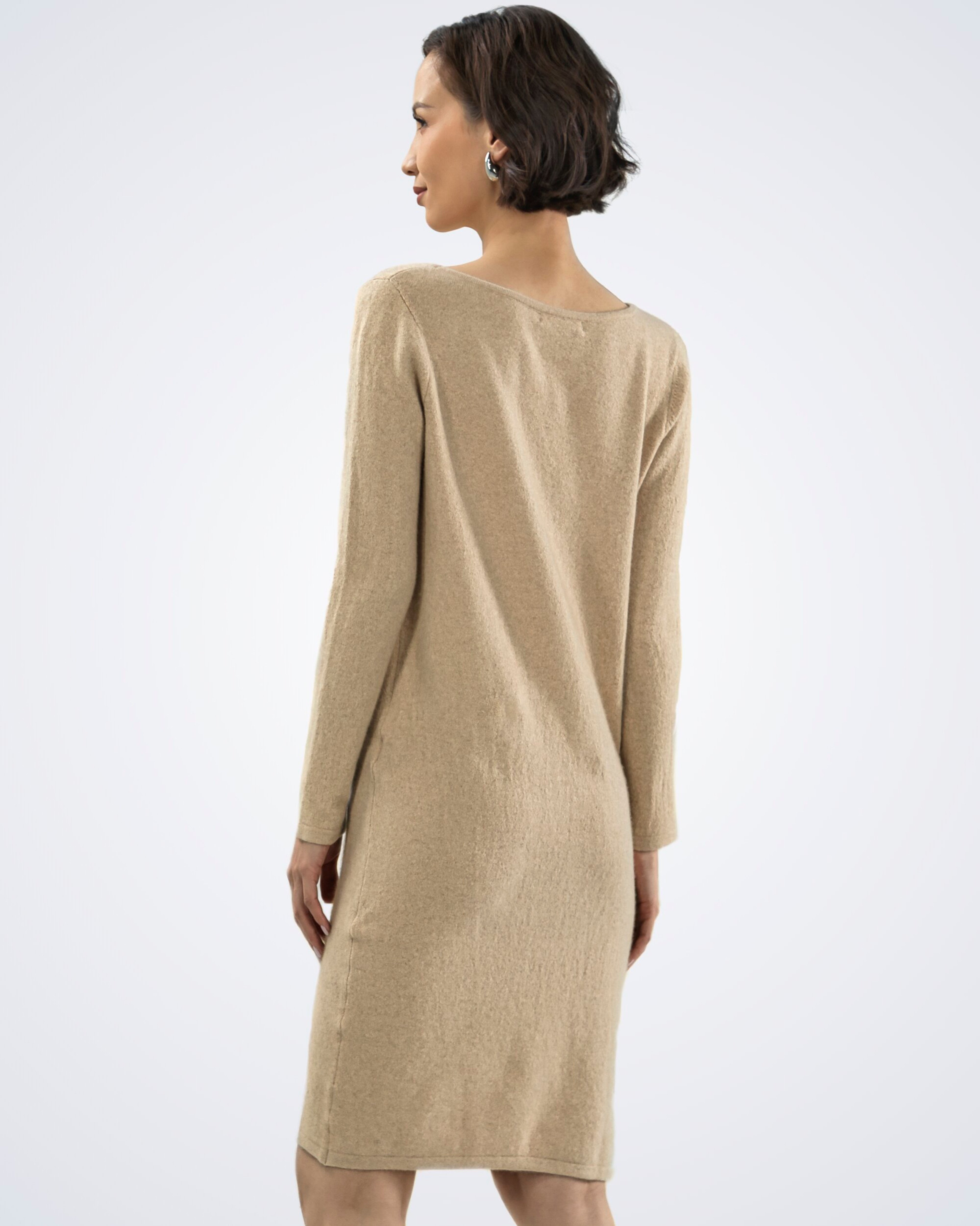 Unur model wearing a longsleeved cashmere shift dress in natural beige, rear view
