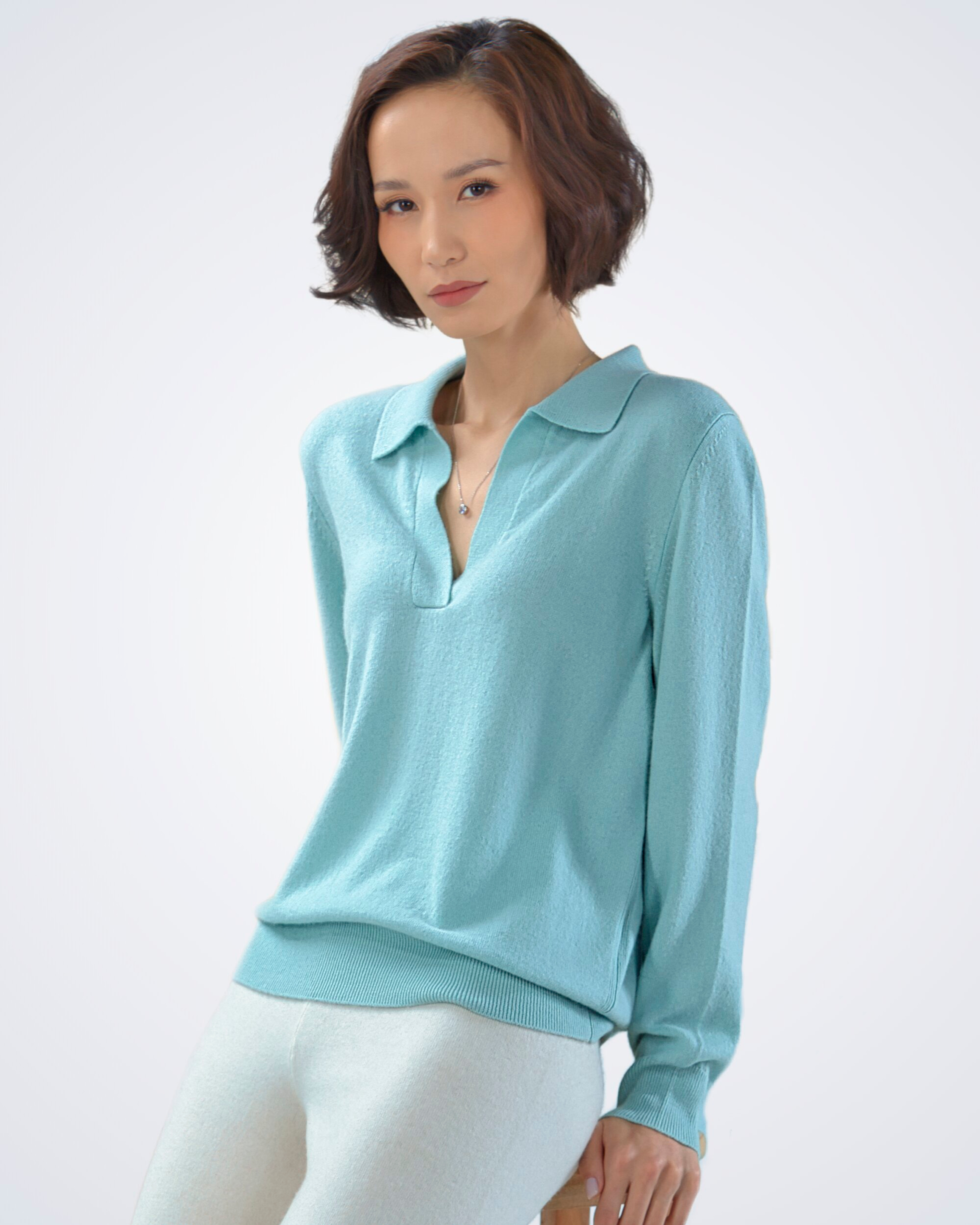 Unur model wearing a mint green cashmere jumper with a shirt collar