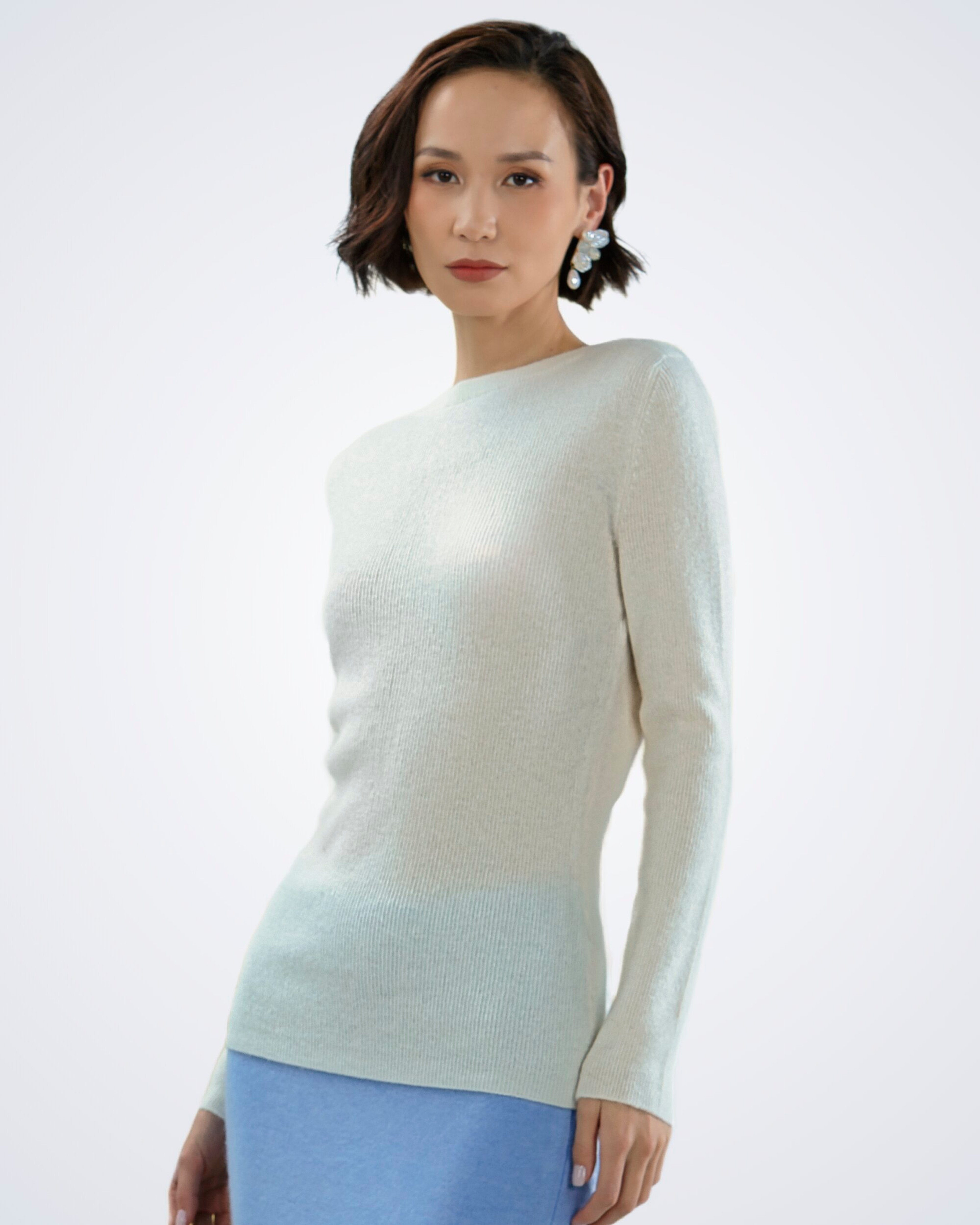 Unur model wearing a white boat neck ribbed cashmere jumper