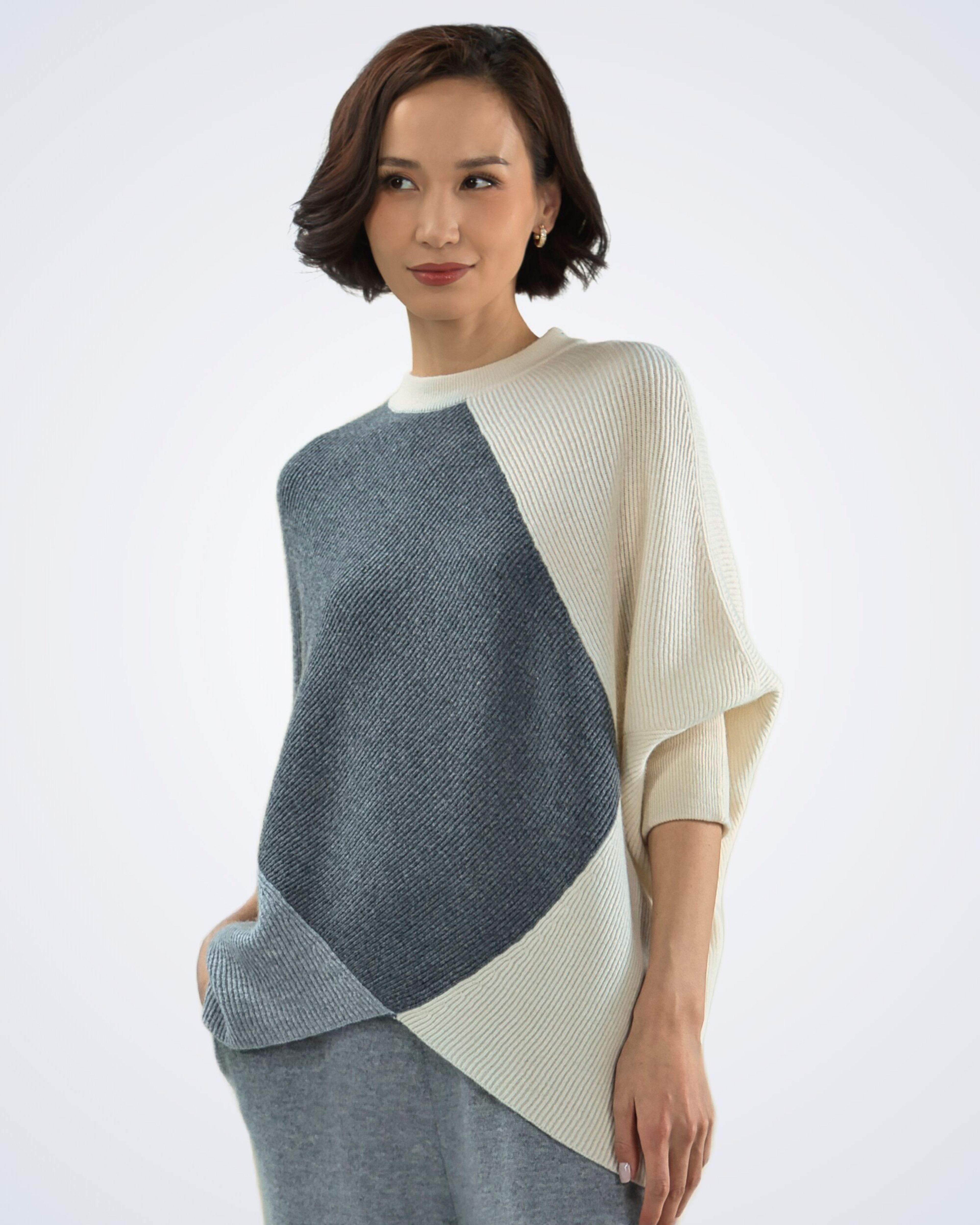 Unur model wearing an oversized ribbed cashmere jumper in two-tone grey