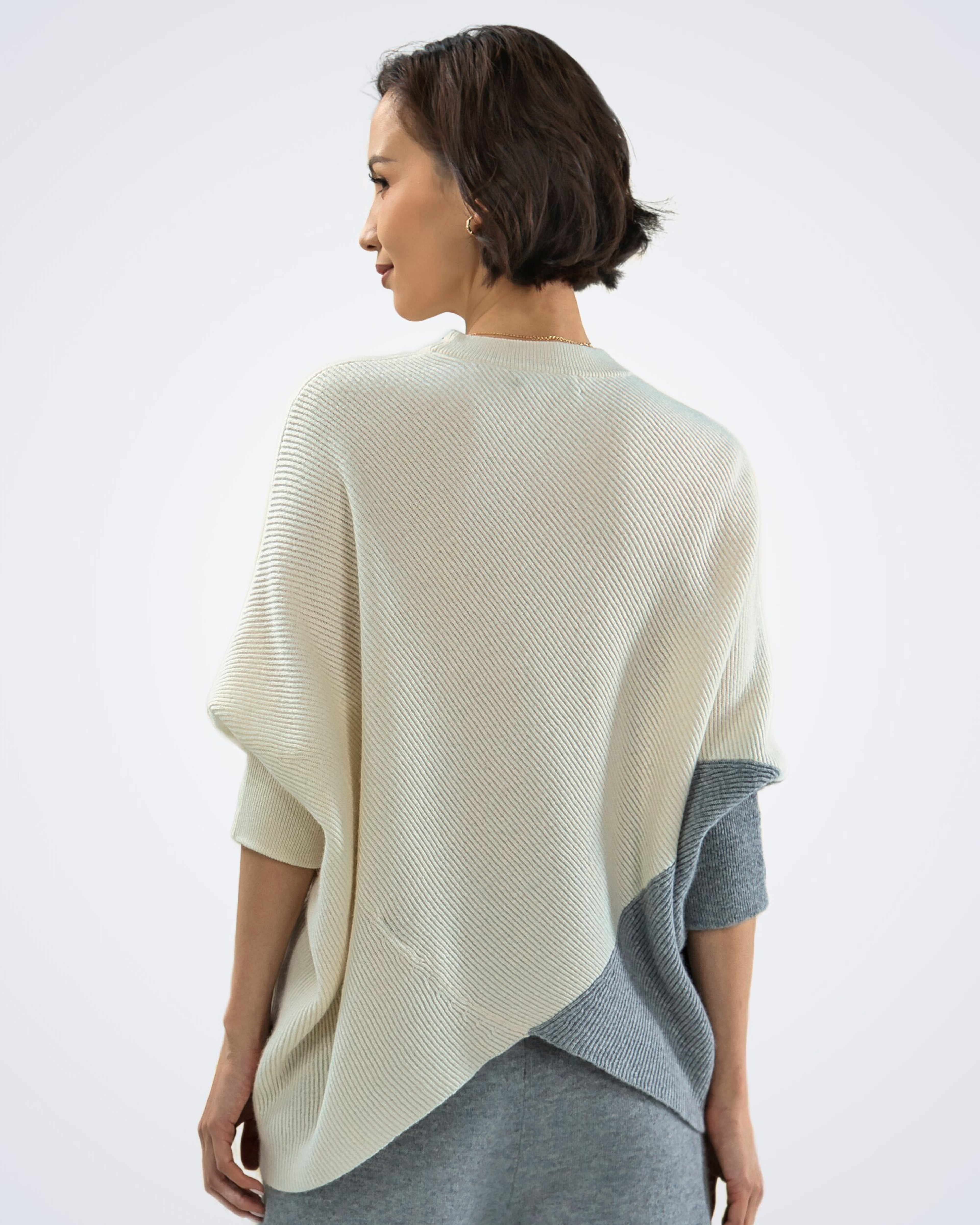 Unur model wearing an oversized ribbed cashmere jumper in two-tone grey, back view