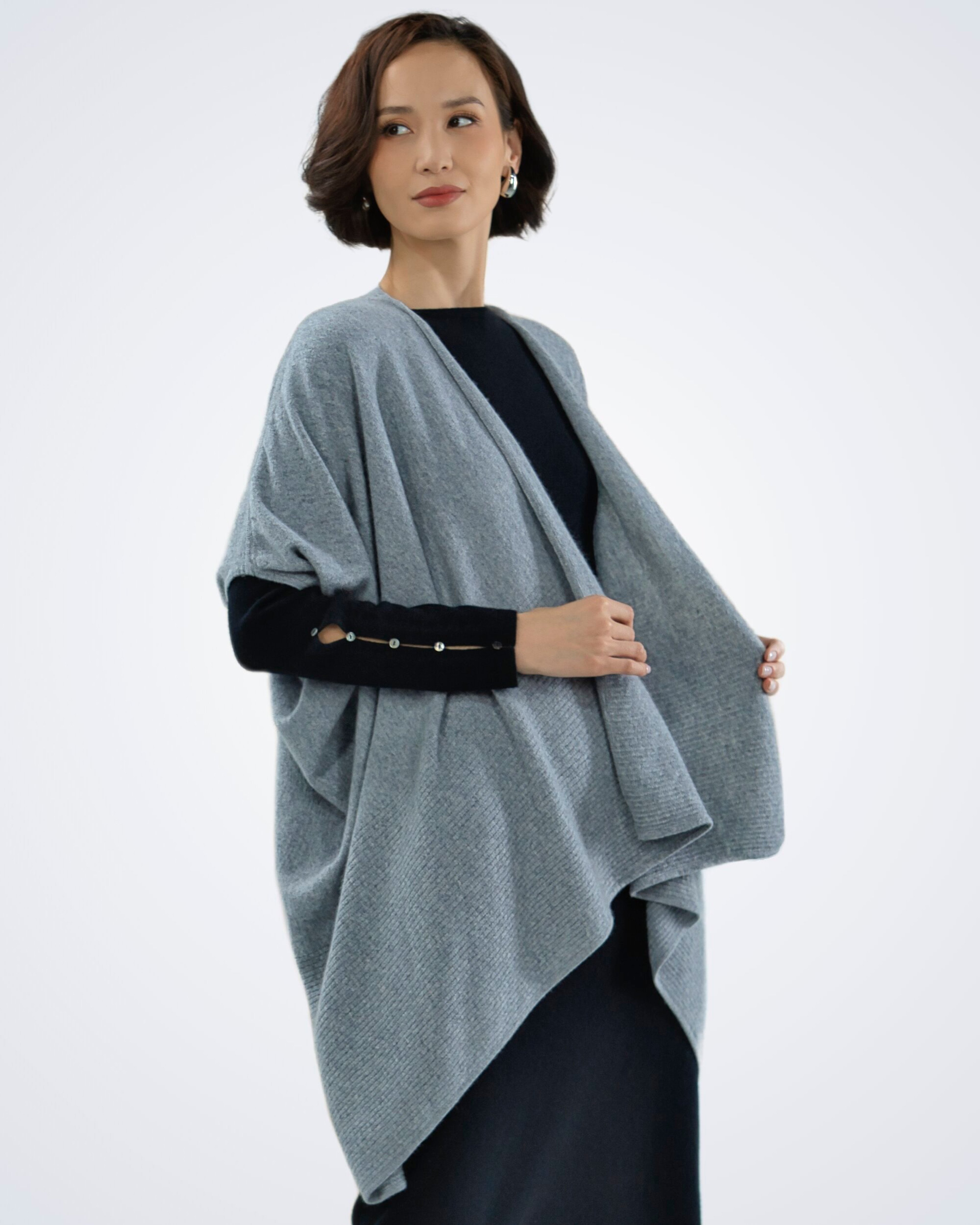 Front view of women's grey cashmere poncho – Unur