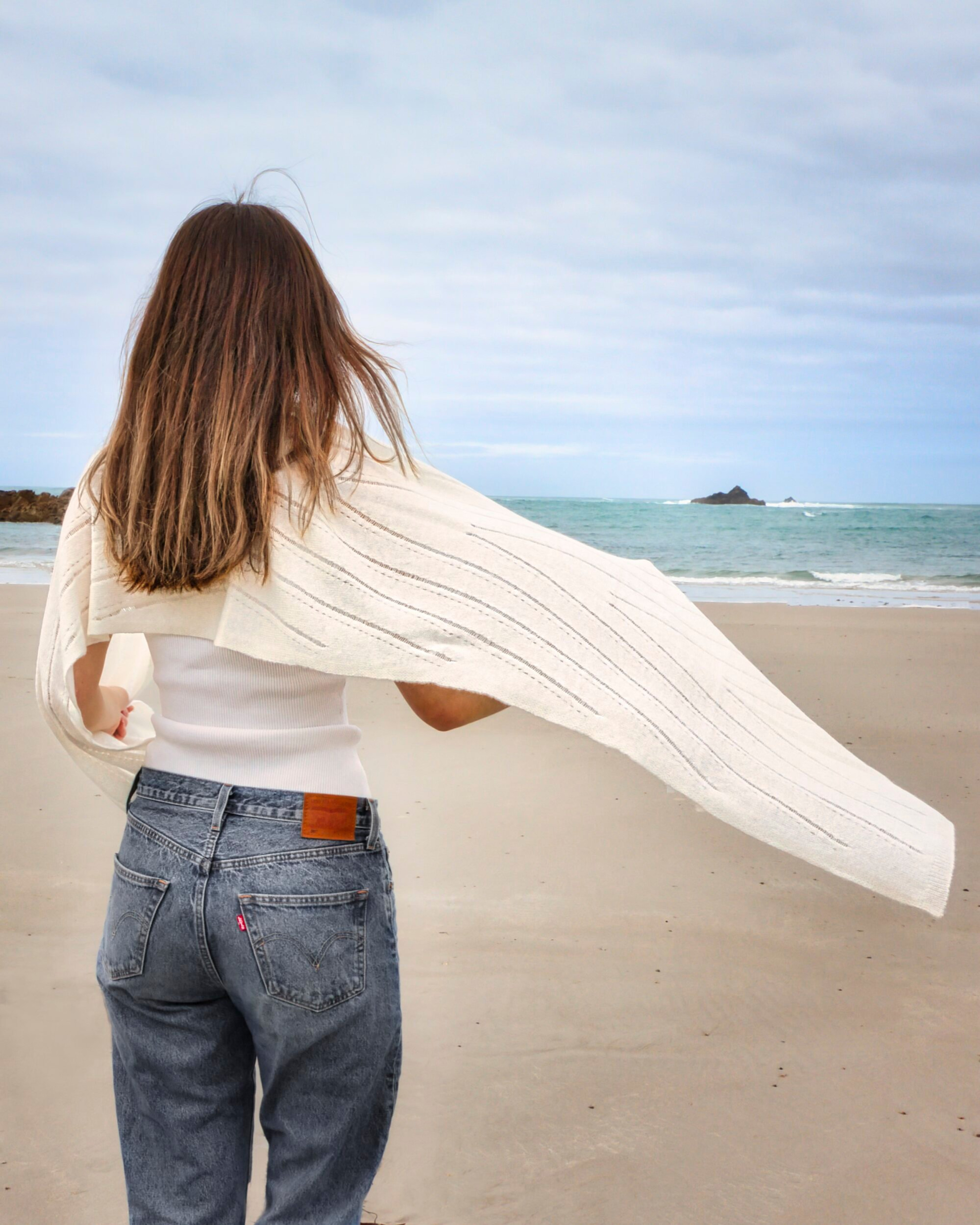 Back view of women's white cashmere shawl – Unur