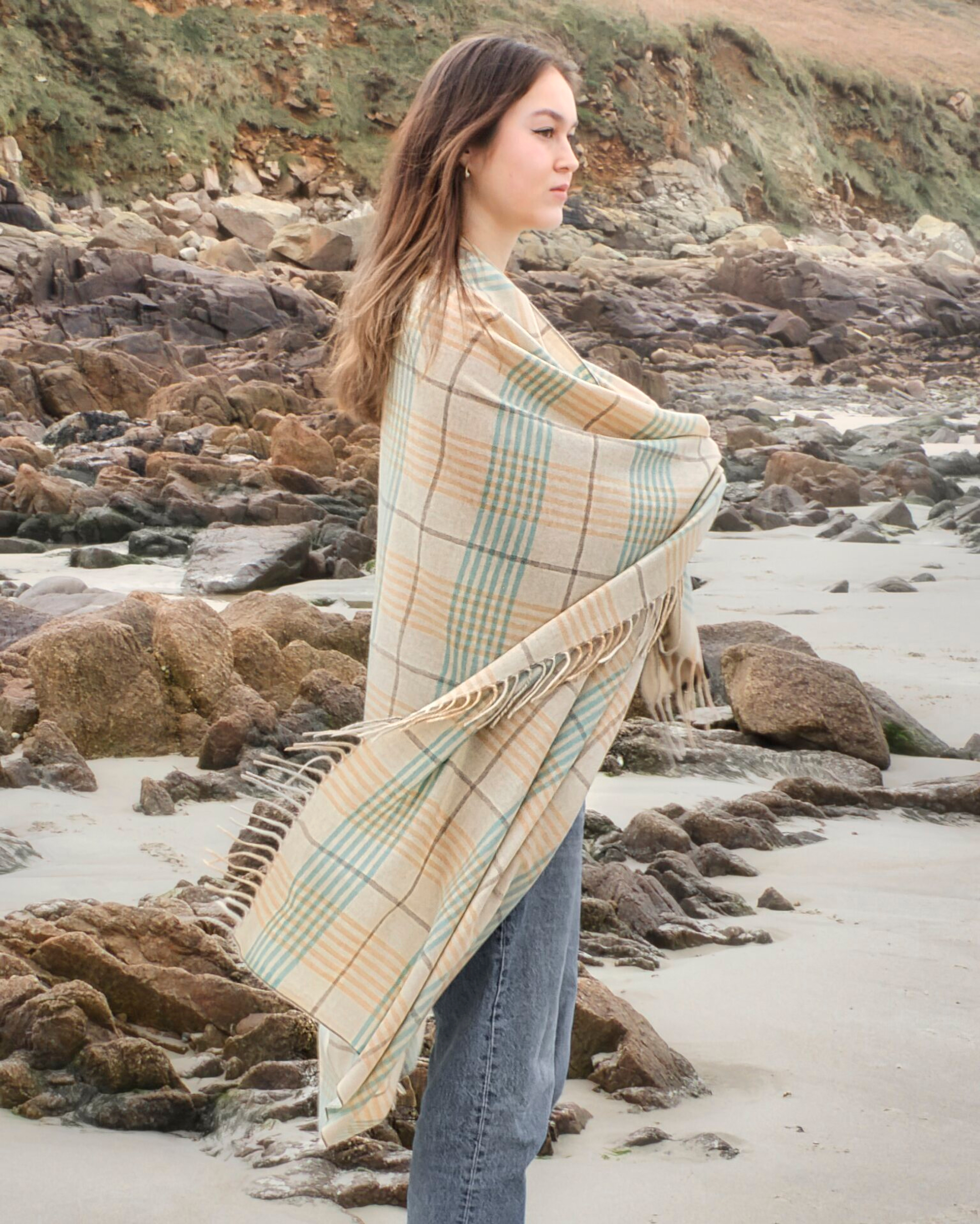 Side view of women's cashmere checked pattern shawl with tassels – Unur