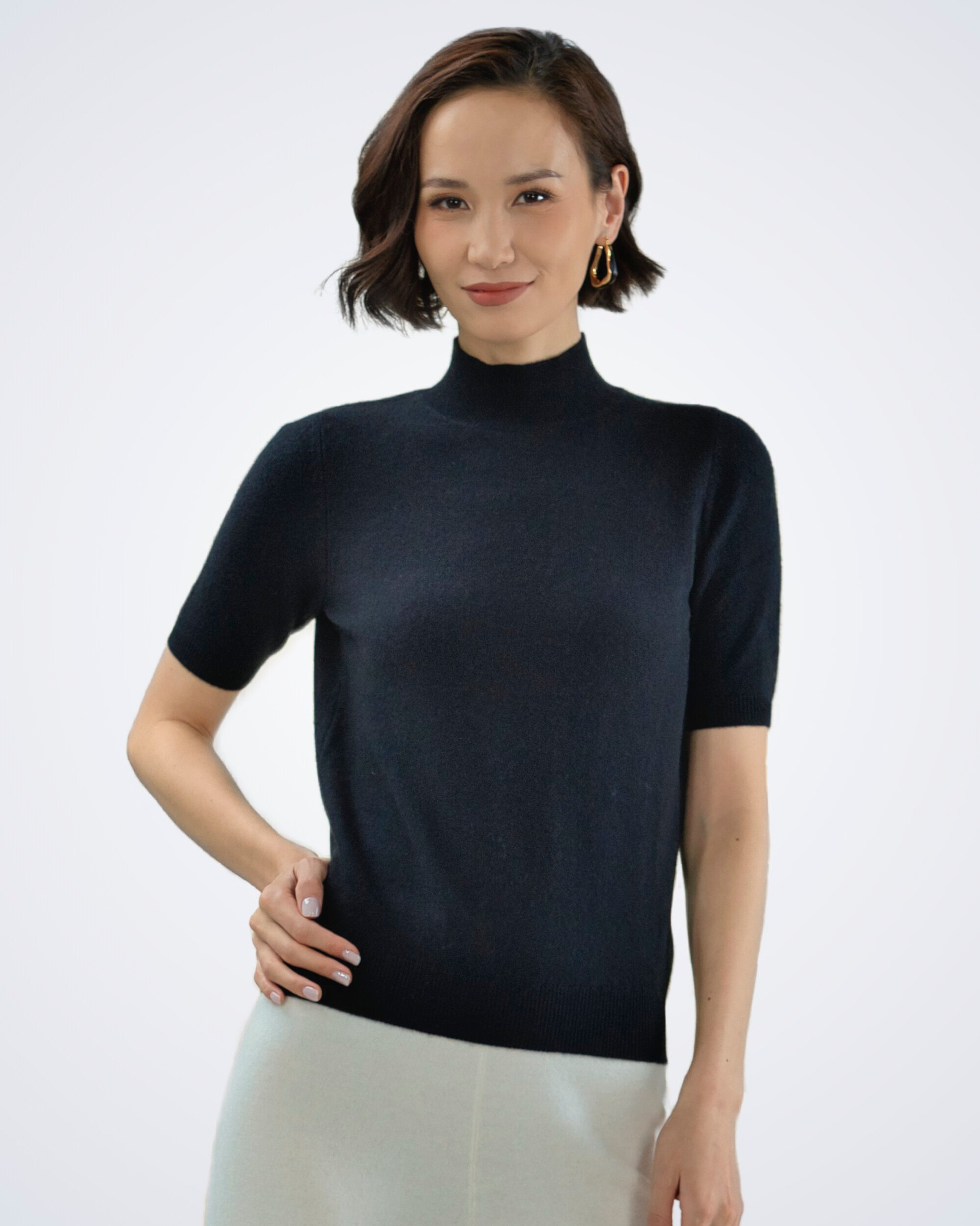 Unur model wearing a black high-neck cashmere t-shirt
