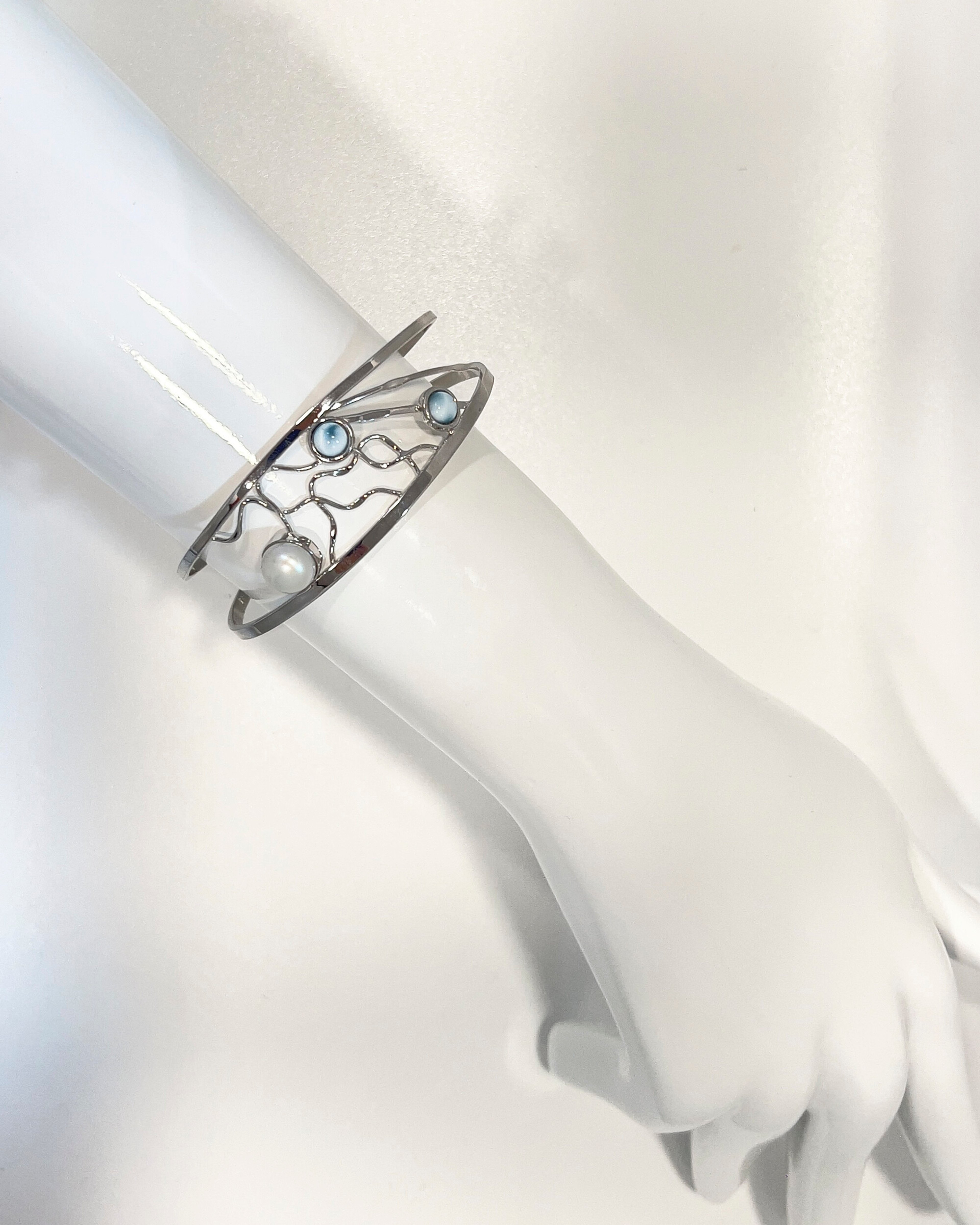 Signature round silver bangle bracelet with pearl and larimar