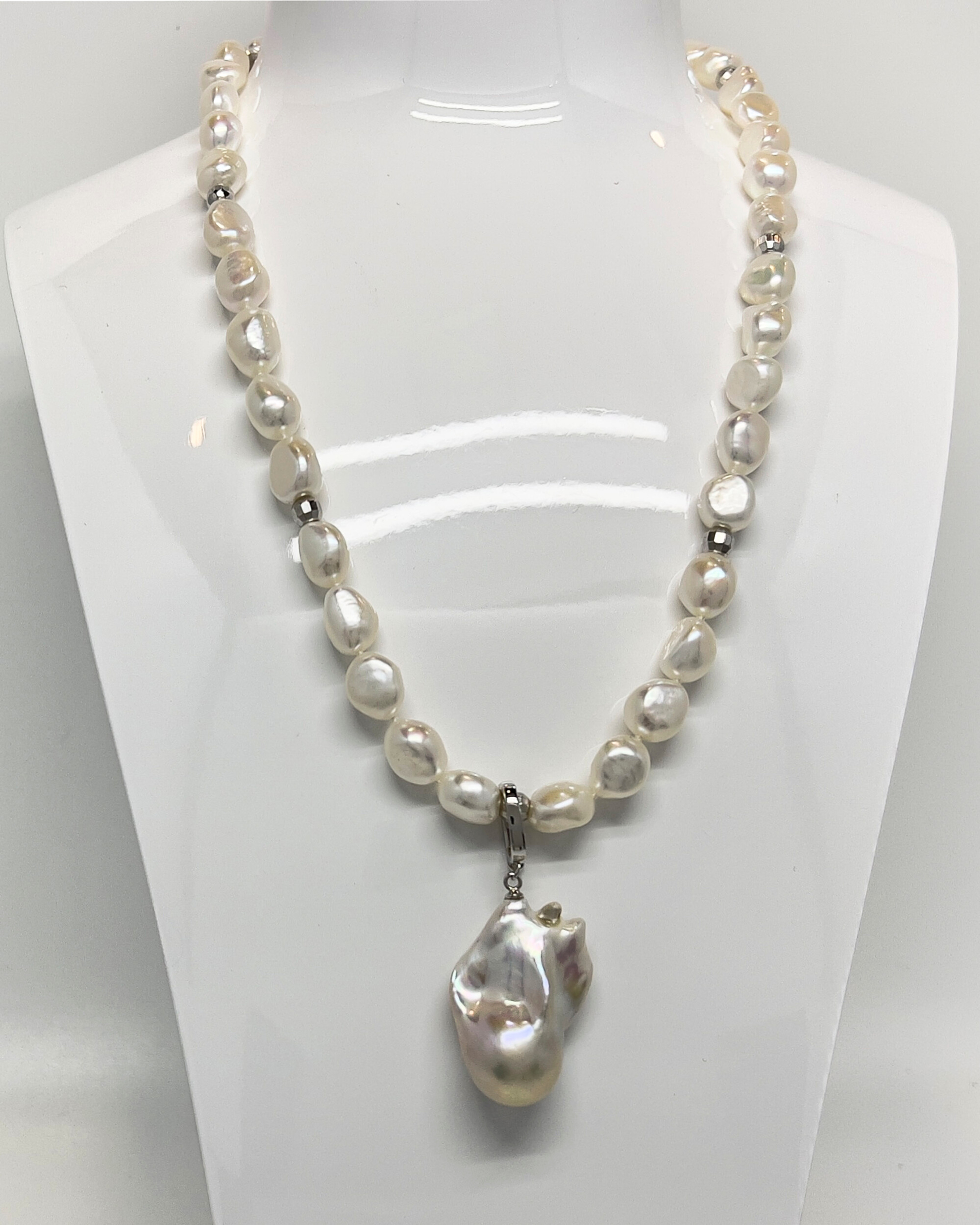 Signature baroque pearl statement chain necklace with silver clasps