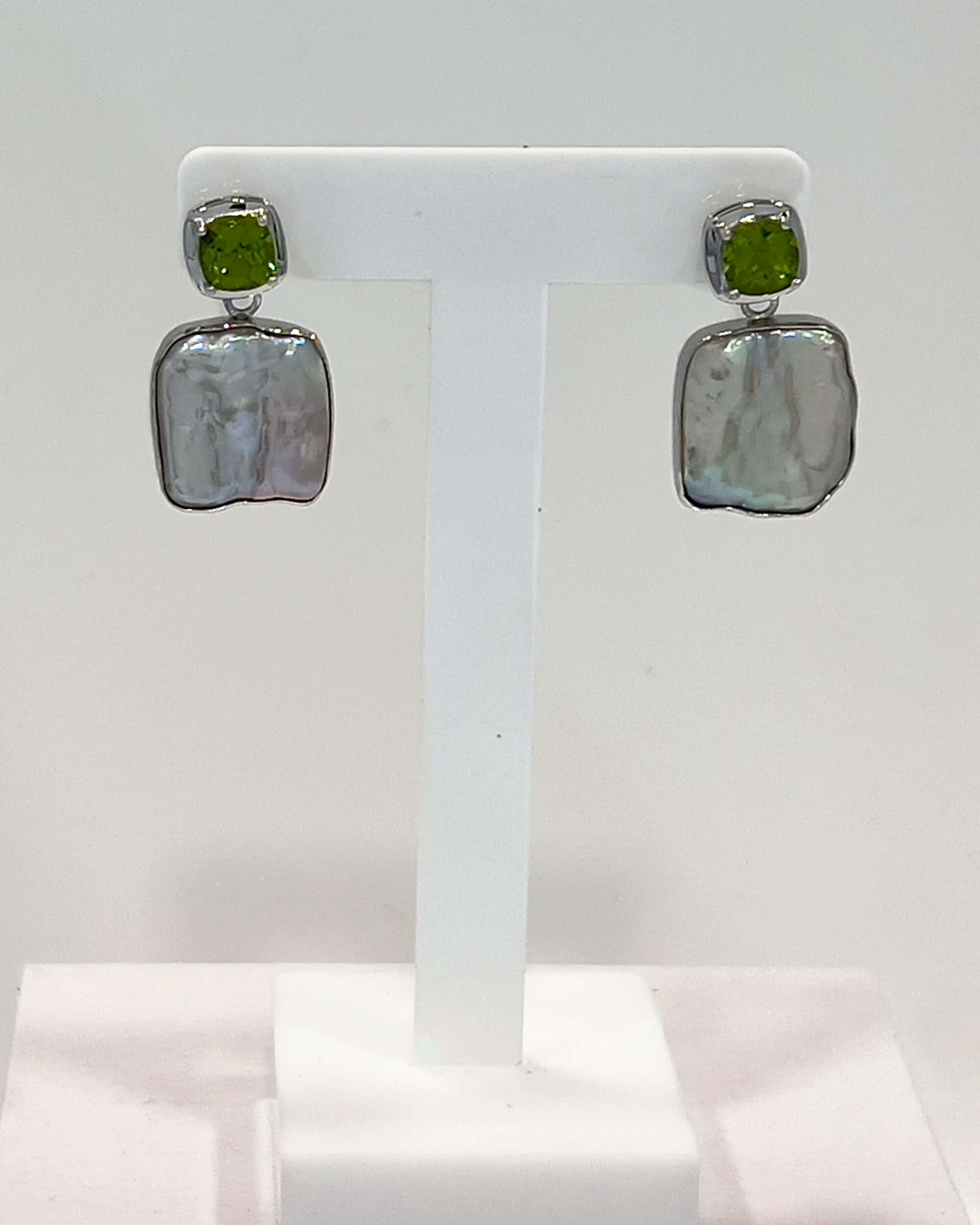 Signature drop earrings with Keshi pearls and Peridot stones in silver