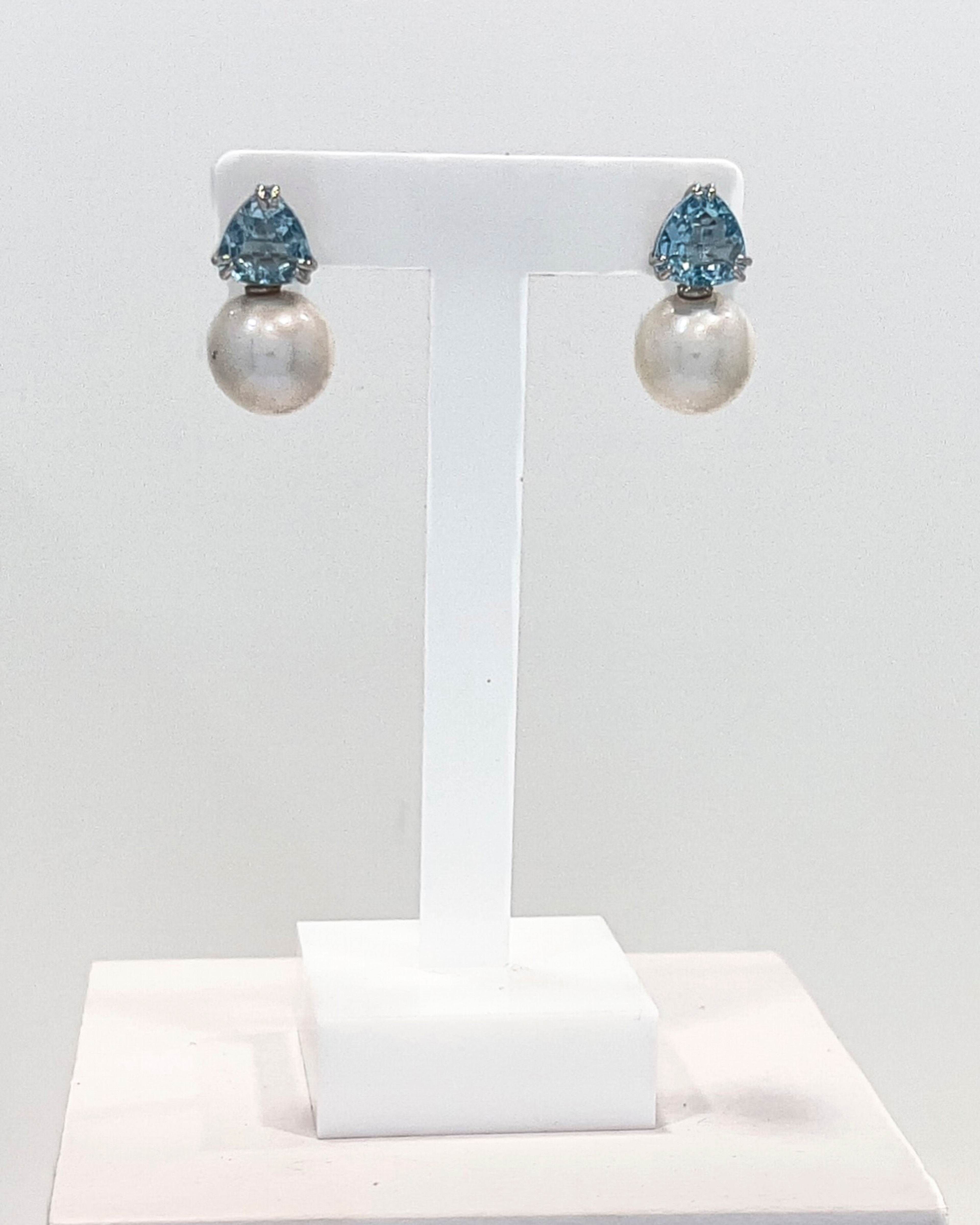 Signature round pearl drop earrings with a topaz triangle stud in rhodium-plated sterling silver