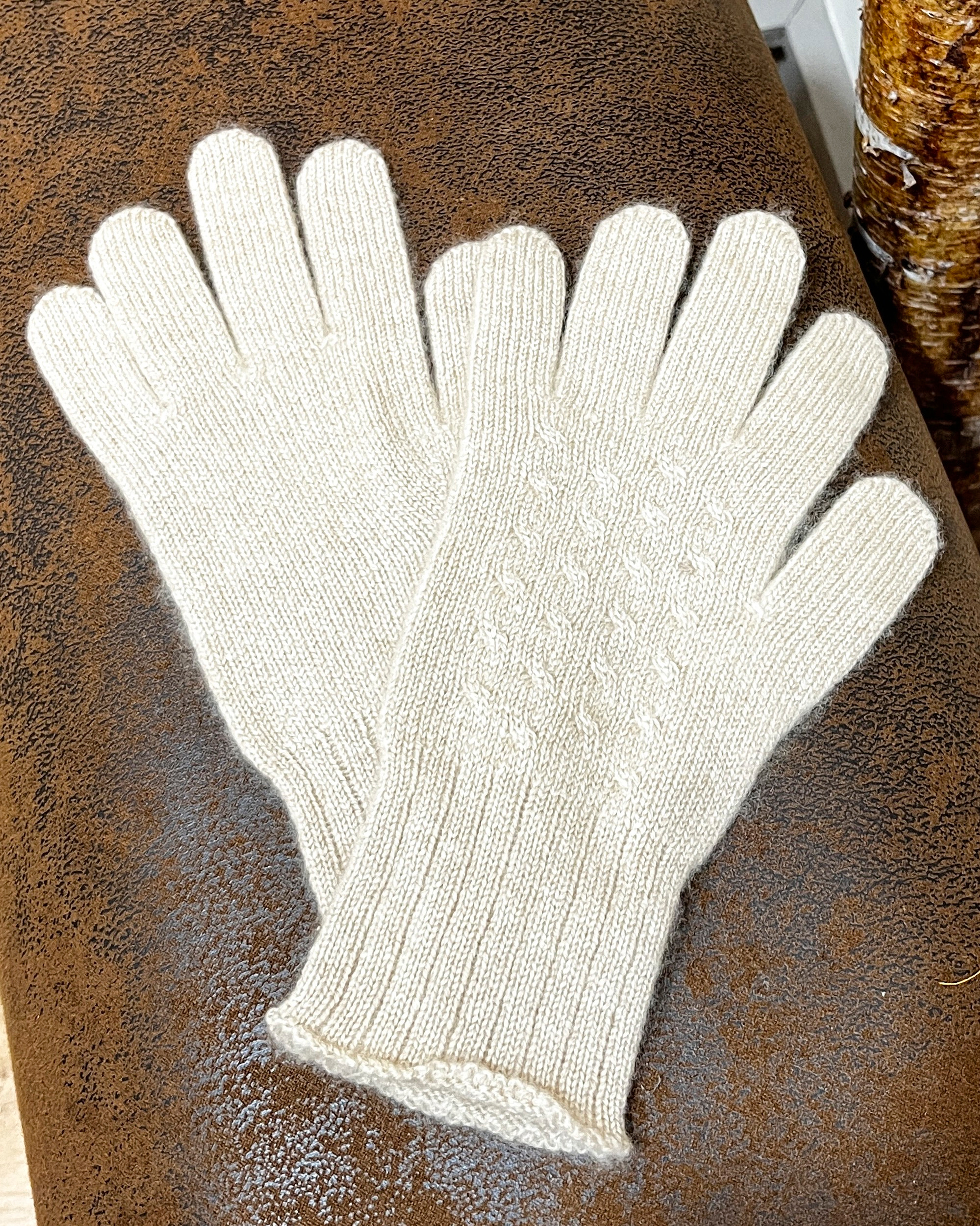 Unur pure cashmere cable knit gloves in natural beige