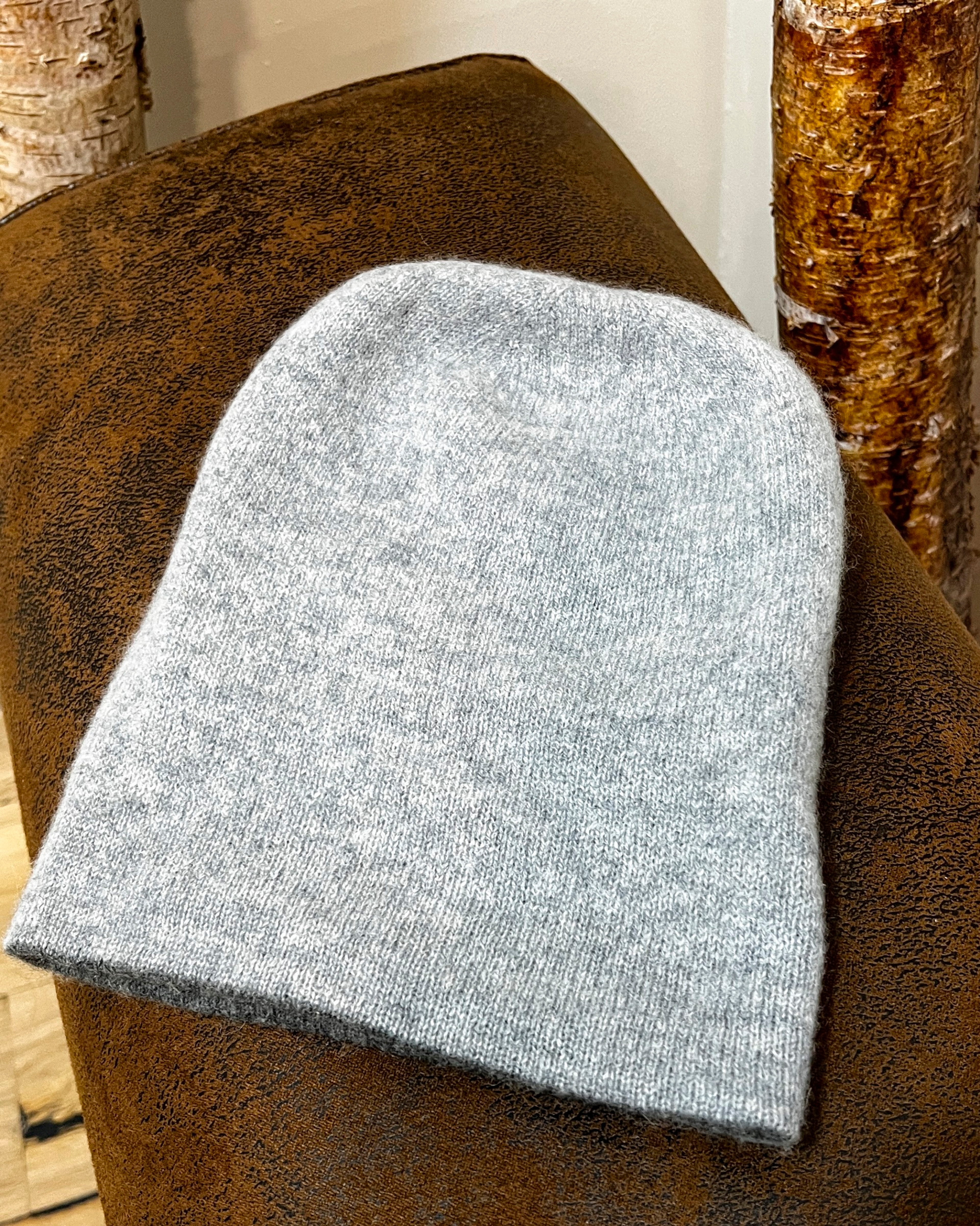 Unur grey reversible cashmere beanie hat, light grey side