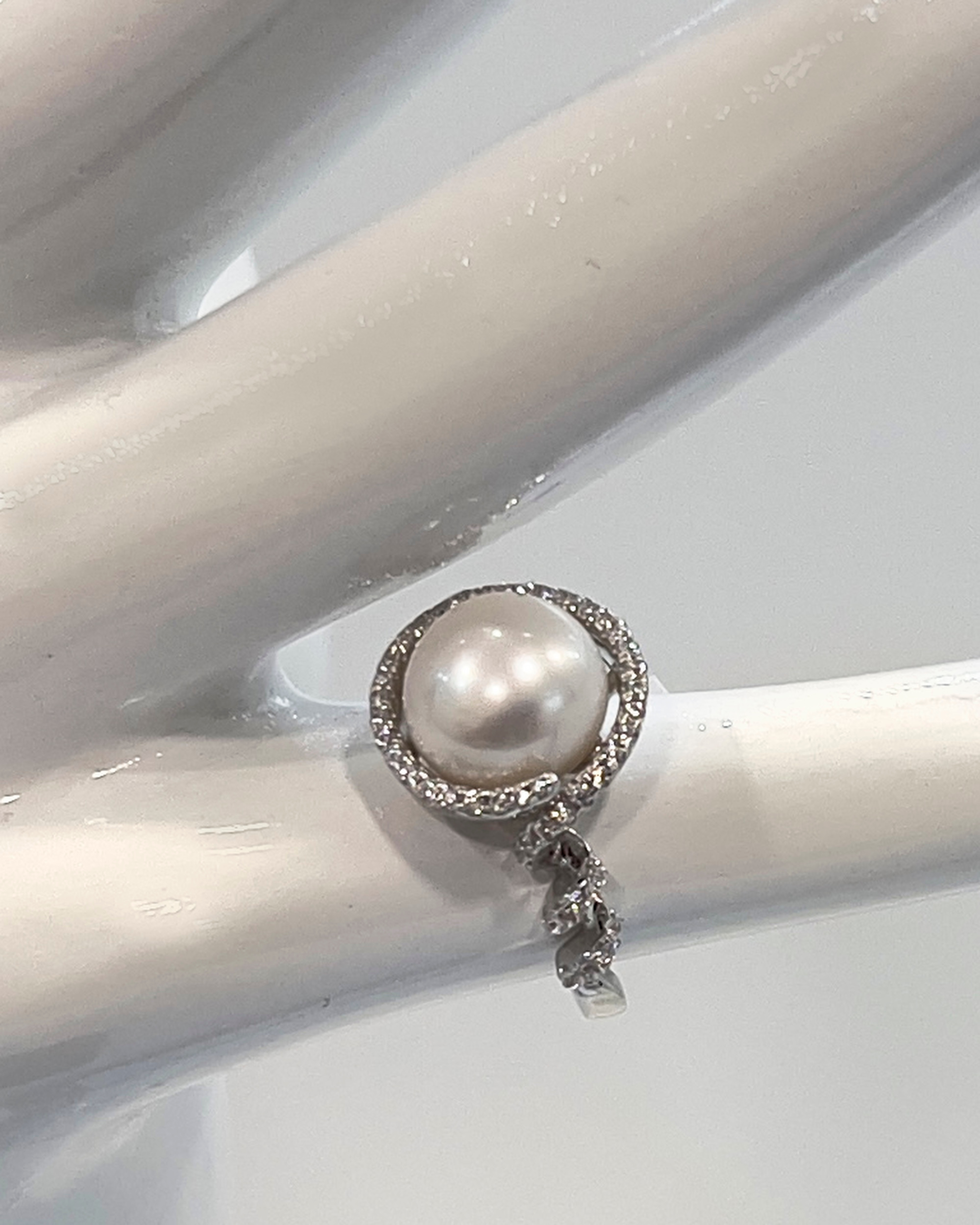 Classic round pearl cocktail ring with silver twist and crystals