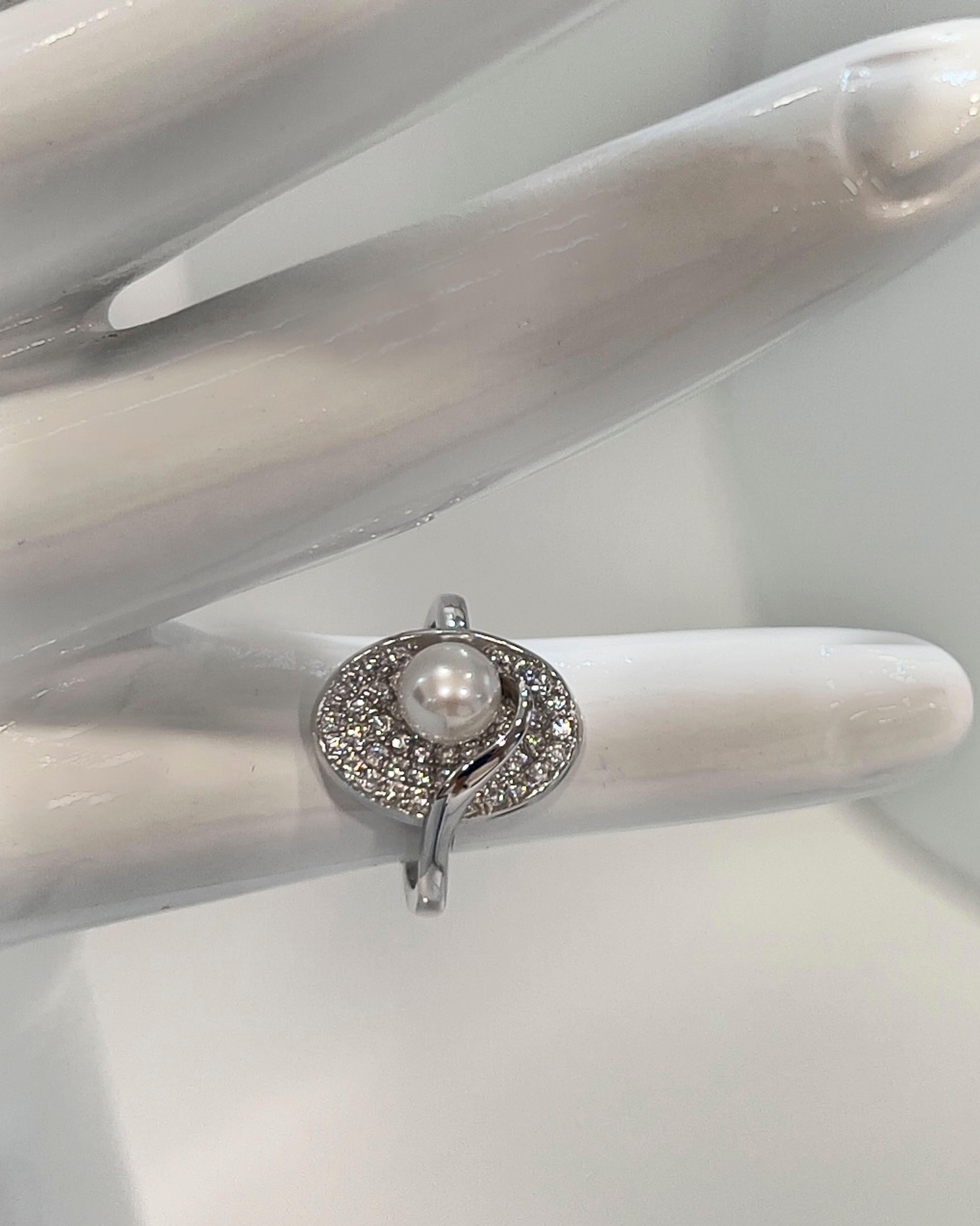 Classic round cocktail ring with a white pearl and oval crystals in silver