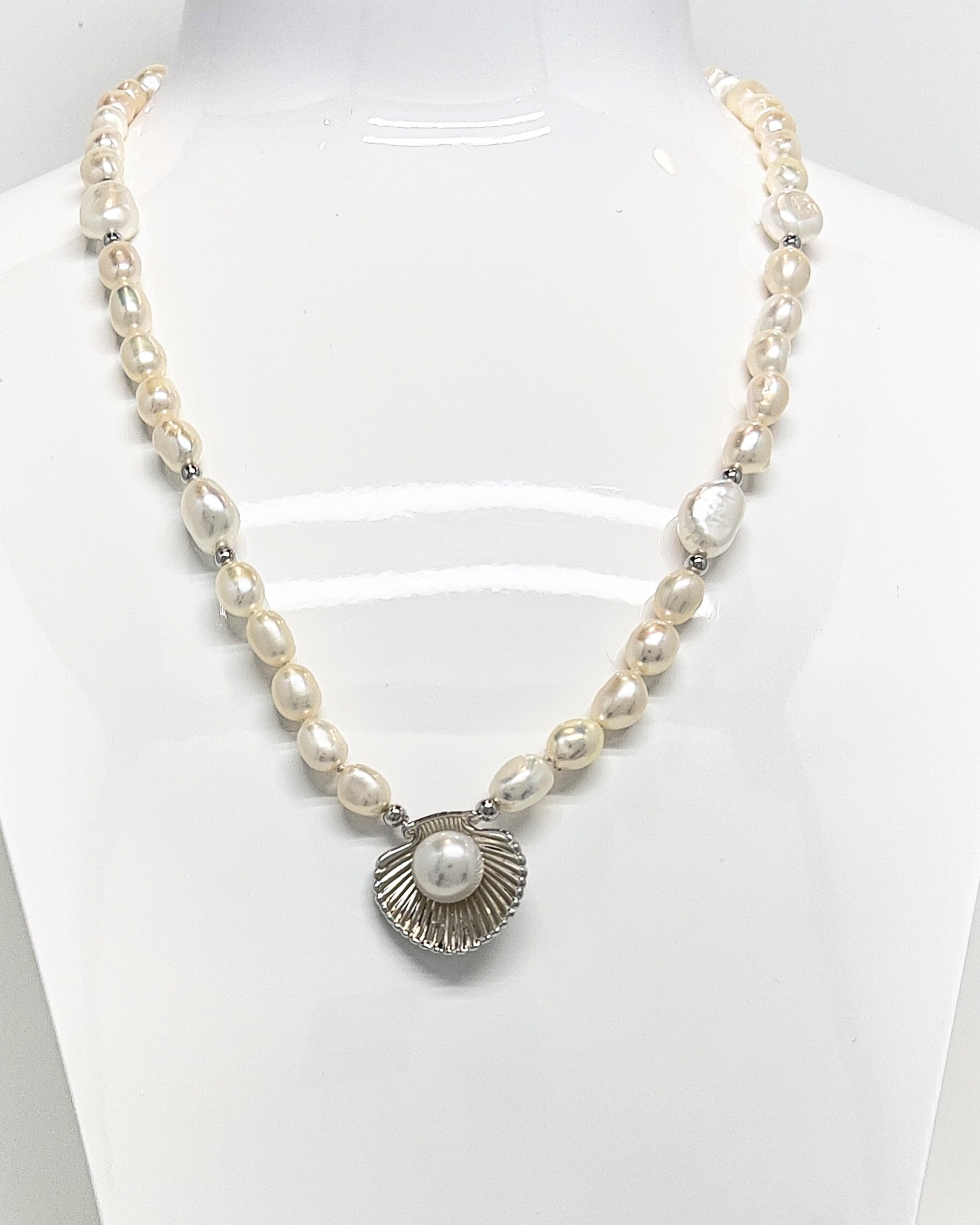 Classic round pearl necklace with sea shell pendant