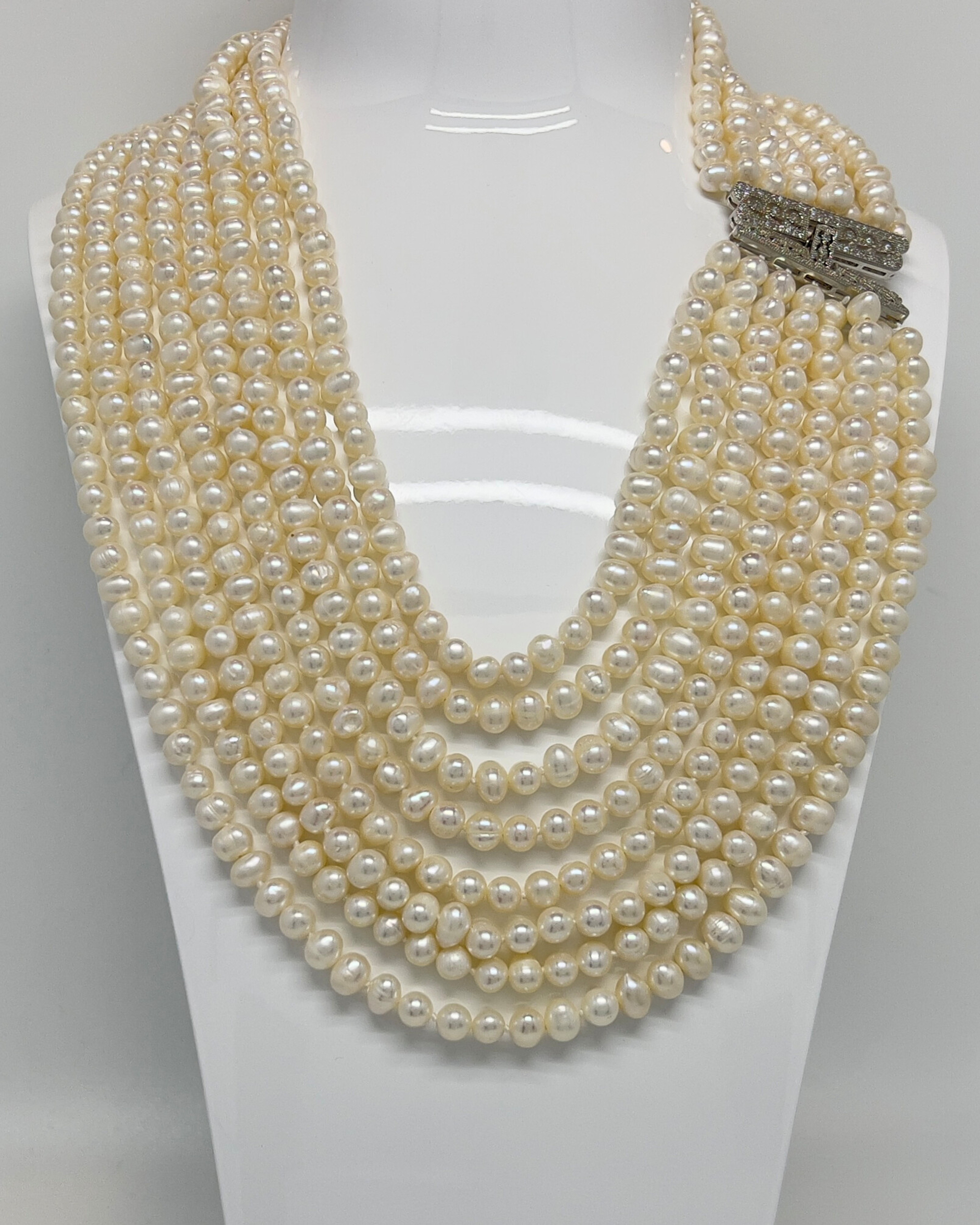 Classic white round pearl necklace with crystal and silver clasp