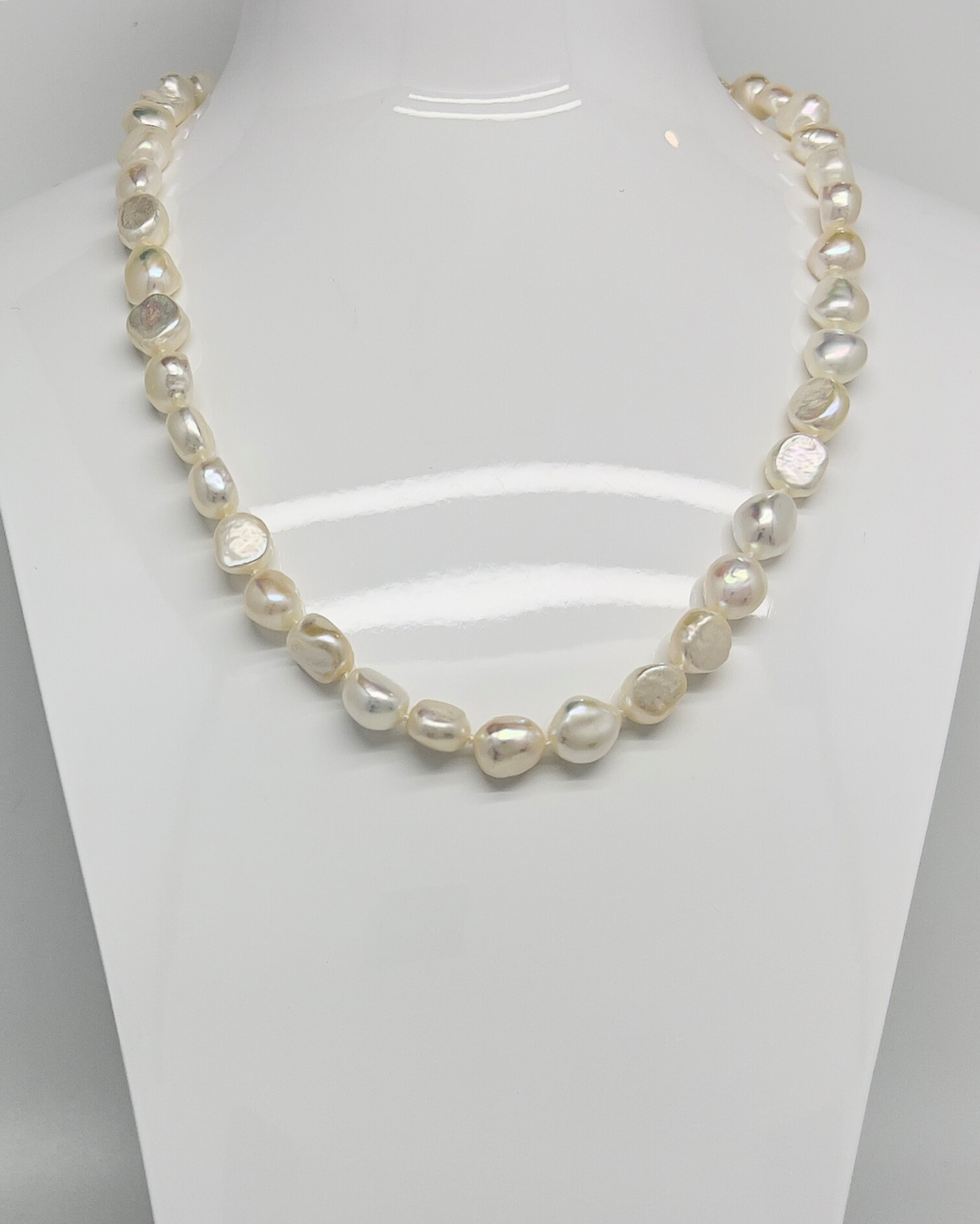 Classic round pearl necklace with white elegant pearls
