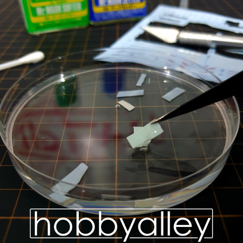 BUILDER'S TOOLS - PLASTIC DECAL DISH (9cm x 1.5cm)