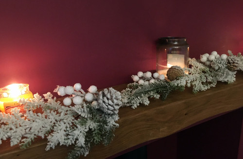 1.3m White Snow Covered Mistletoe Mantel Garland Decoration 1.3m White Snow Covered Mistletoe Mantel Garland Decoration