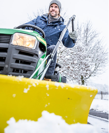 https://salesmanual.deere.com/sales/salesmanual/images/NA/lawn_equipment/features_attachment/46sblade/r2g027667_x167_snow_blade_450x550.jpg