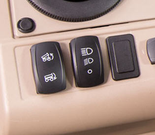 https://salesmanual.deere.com/sales/salesmanual/images/NA/utility_vehicles/features_attachment/xuv/bm26589_backlit_light_switch.jpg