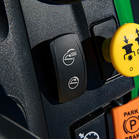 https://salesmanual.deere.com/sales/salesmanual/images/NA/lawn_equipment/features_attachment/x300/r4d114402_mulchcontrol_switch.jpg