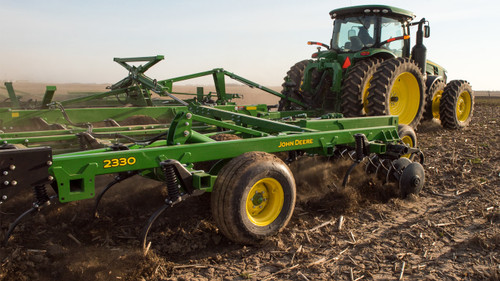 https://www.deere.com/assets/images/region-4/products/tillage/seedbed-tillage/2330-mulch-finisher/2330_mulch_finisher_r4a070364_1_large_63c3c14fe4ae1fe1220095a8b33823e2098b7713.jpg