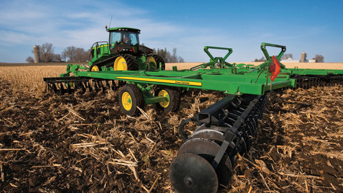 https://www.deere.com/assets/images/region-4/products/tillage/disks/2623-three-and-five-section-tandem/2623_tandem_disk_r4d021972_large_a9c0d96b385363f27f2d0809824c9cf4e623d14a.jpg