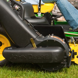 https://salesmanual.deere.com/sales/salesmanual/images/NA/lawn_equipment/features_attachment/eztrak/r4b009979_6_5bu_pf_blower_z600.jpg